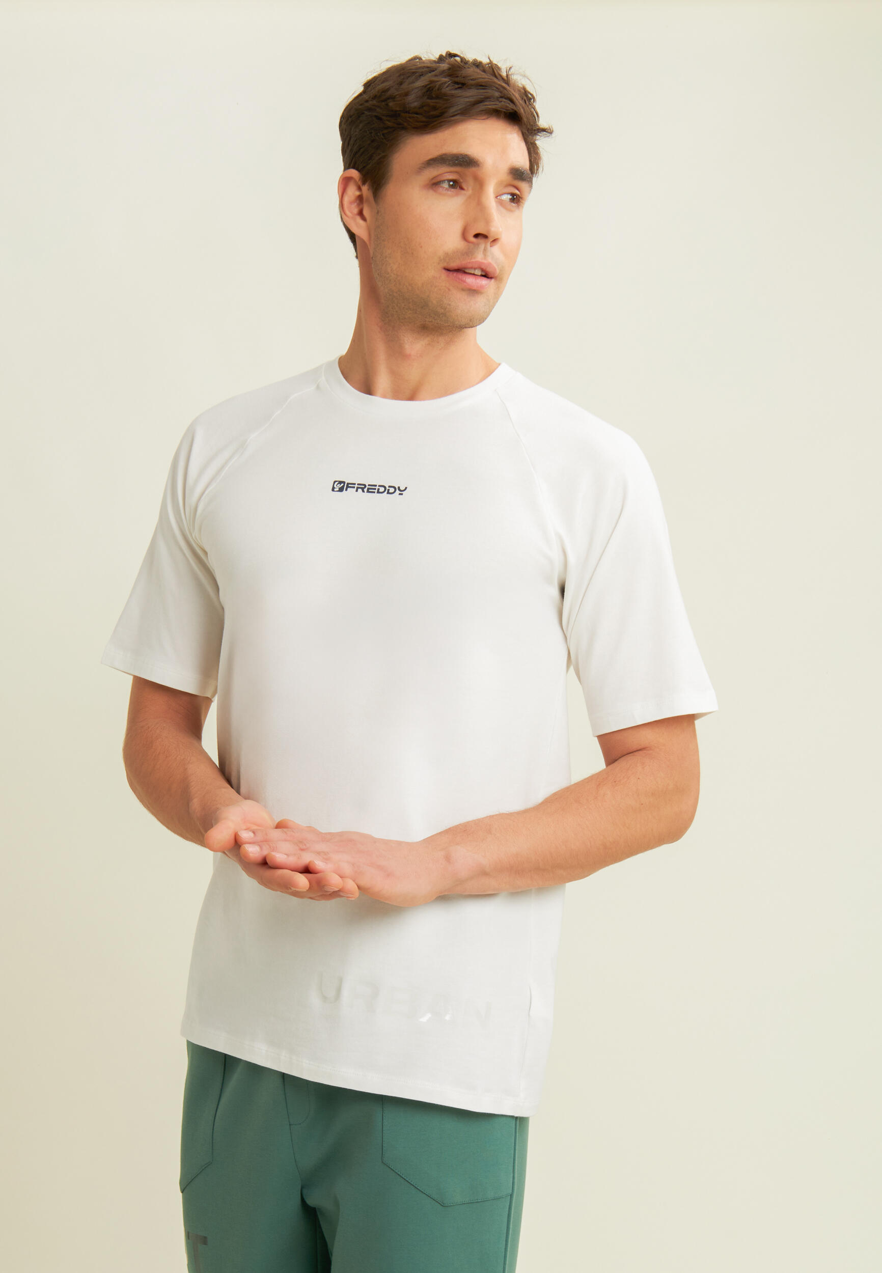 T-shirt slim con stampa lucida sul davanti 2/4