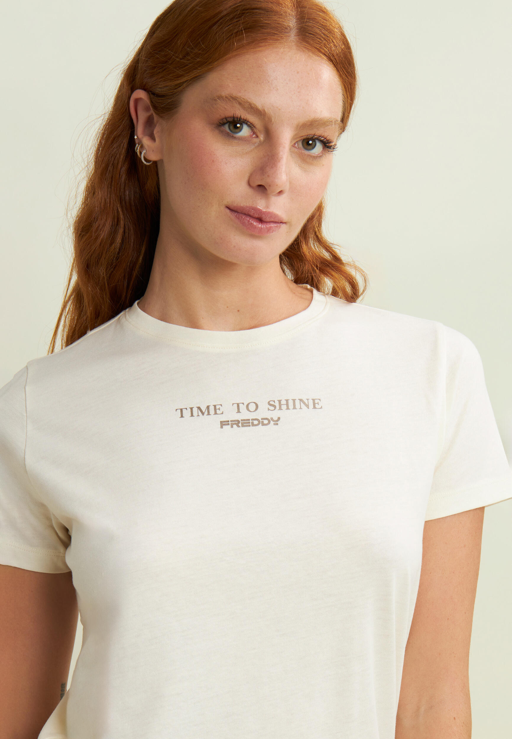T-shirt da donna comfort con stampa dorata 3/5