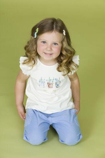 Camiseta bebé niña crudo con volantes bordados y estampado "Hello Spring