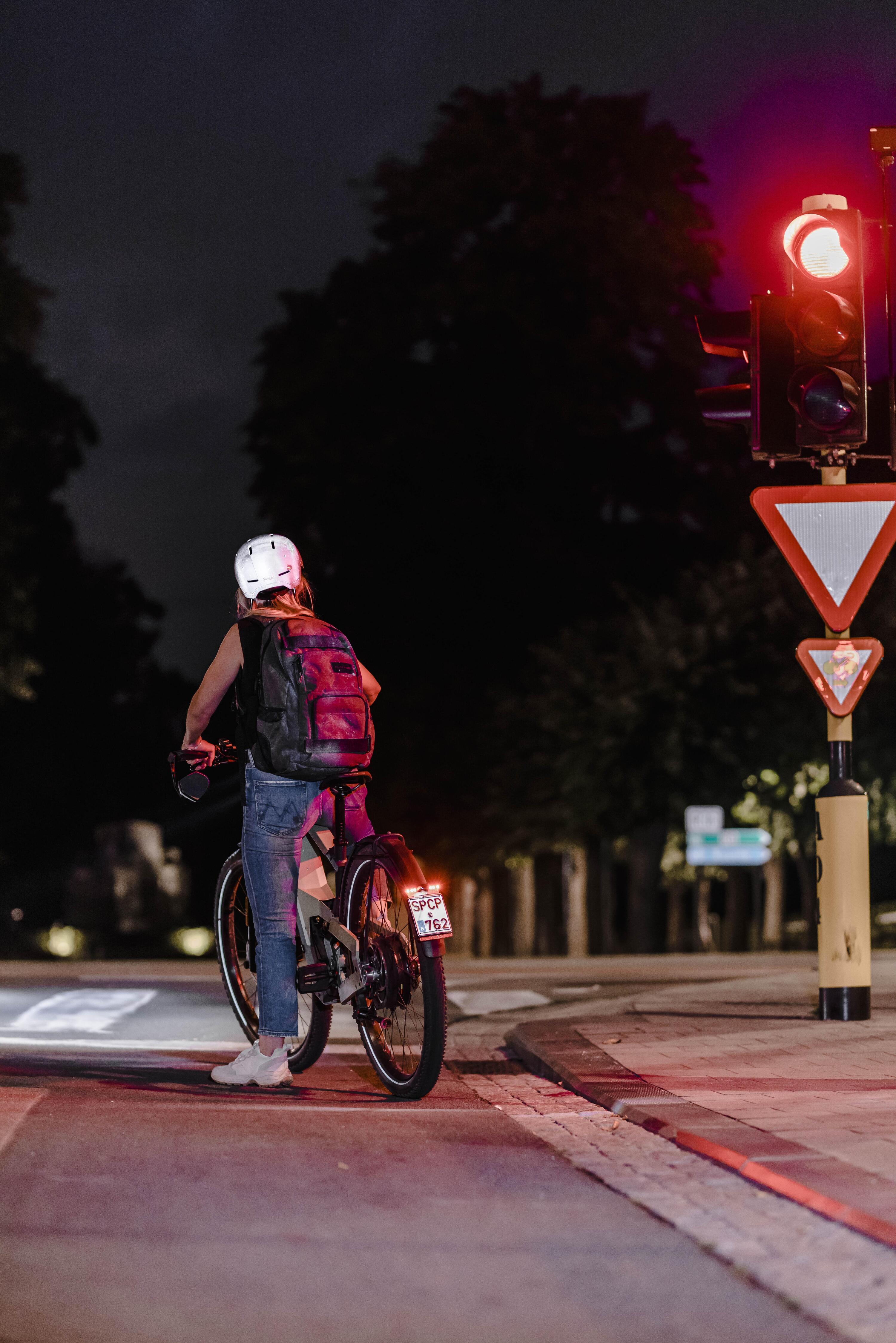 Casque Vélo Route Gst Volo Blanc/rouge - Casque Vélo Sur La Bécanere | Casque Velo, Casque