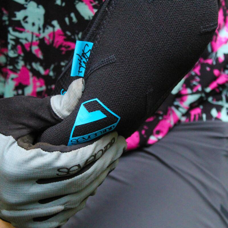 7idp Sam Hill Lite Elbow Black-blue - XL