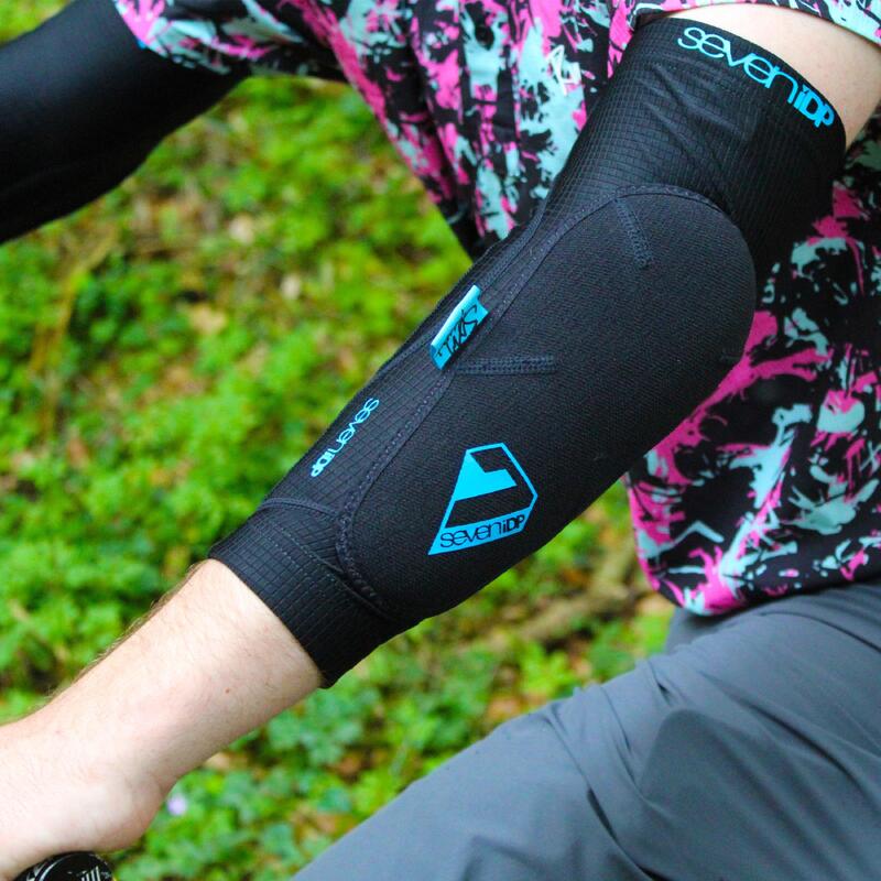 7idp Sam Hill Lite Elbow Black-blue - XL