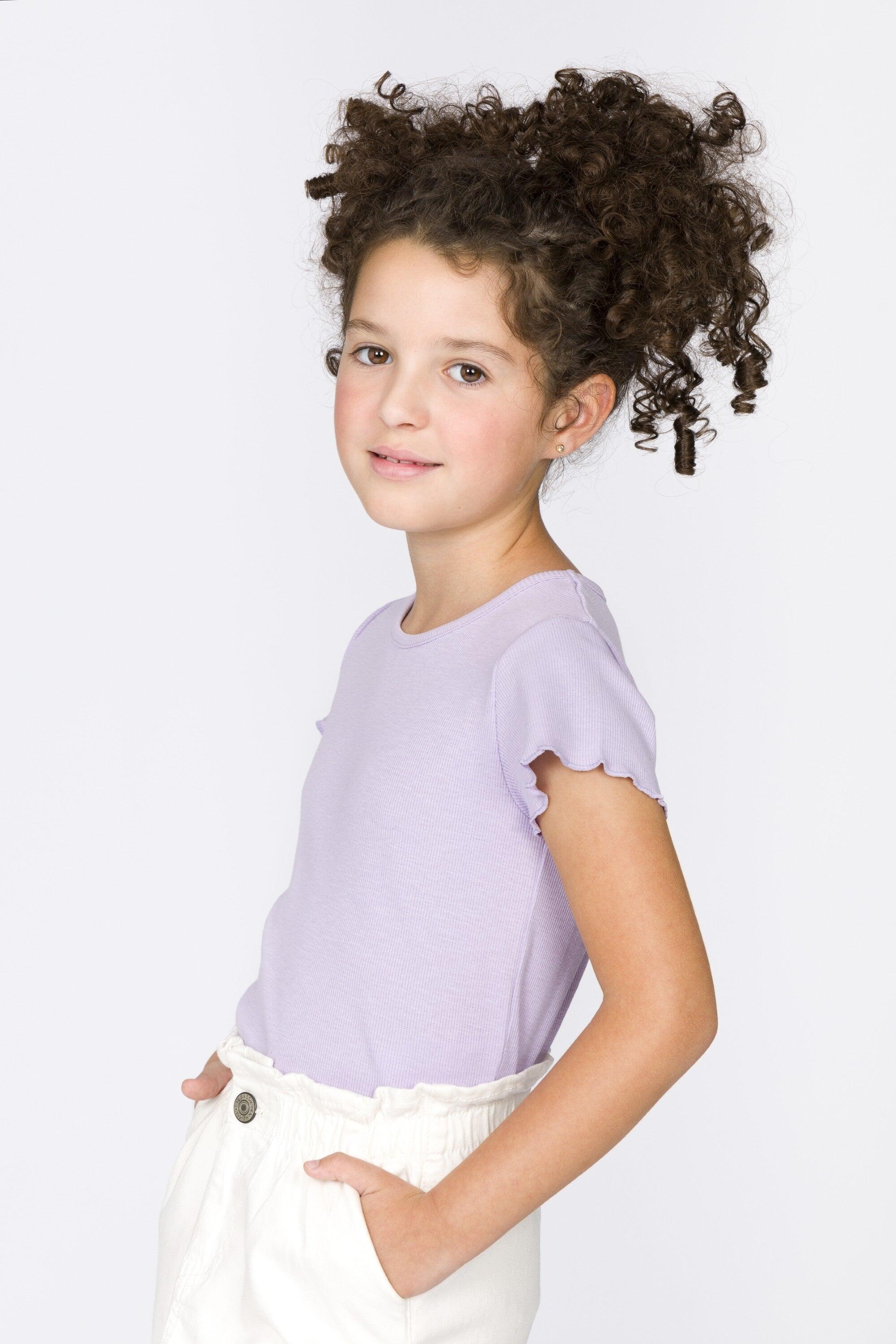 Camiseta roxa infantil com detalhe de coração 3/4