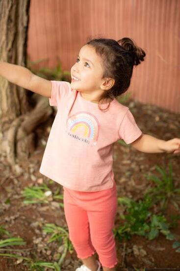 Camiseta de bebé coral arcoiris