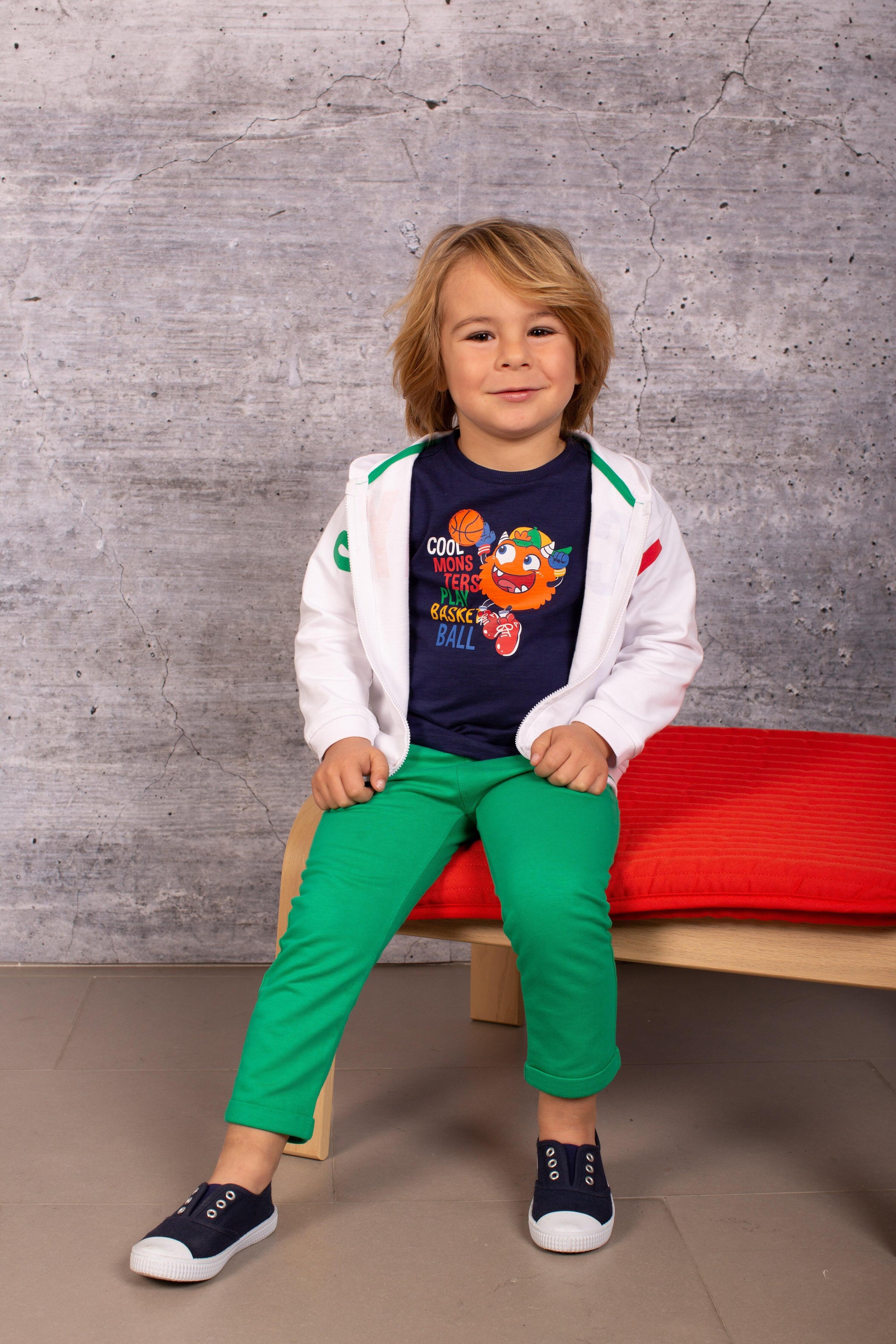 Camiseta infantil azul marinho com estampa de 4/5