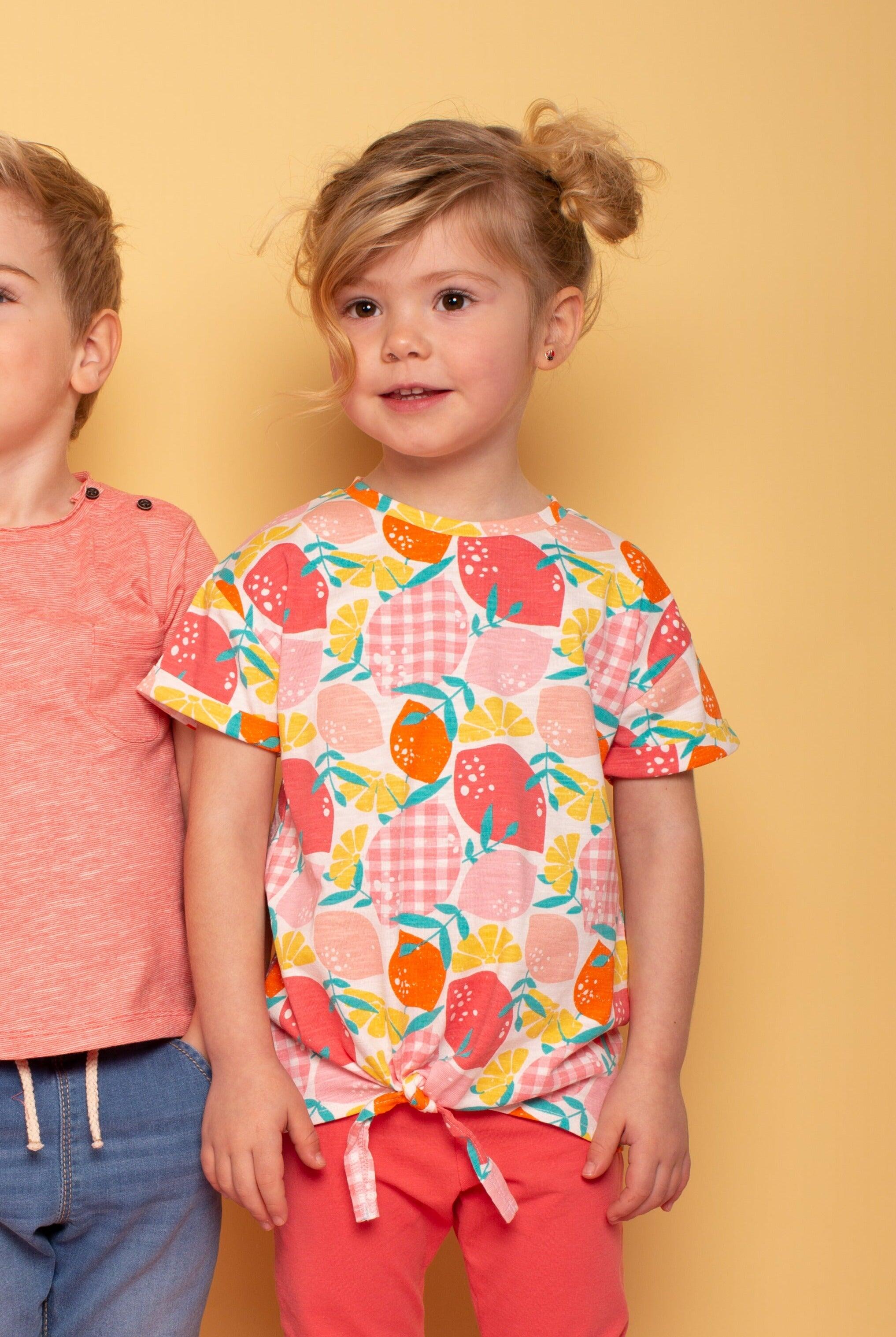 Camiseta infantil feminina com estampa de frutas multicoloridas em tons de 5/5