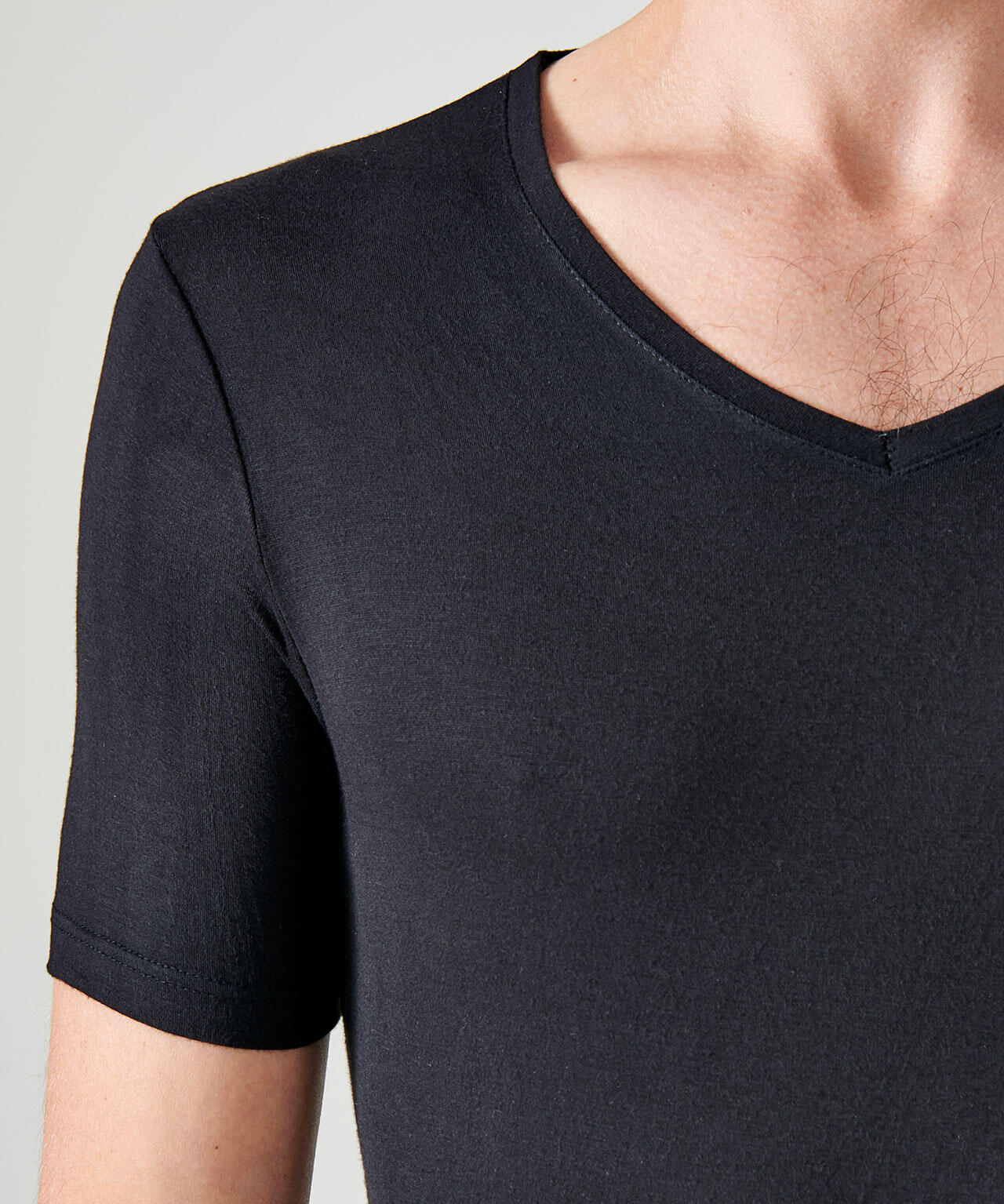 T-shirt manches courtes col V thermique Thermolactyl Sensitive - Noir 4/4