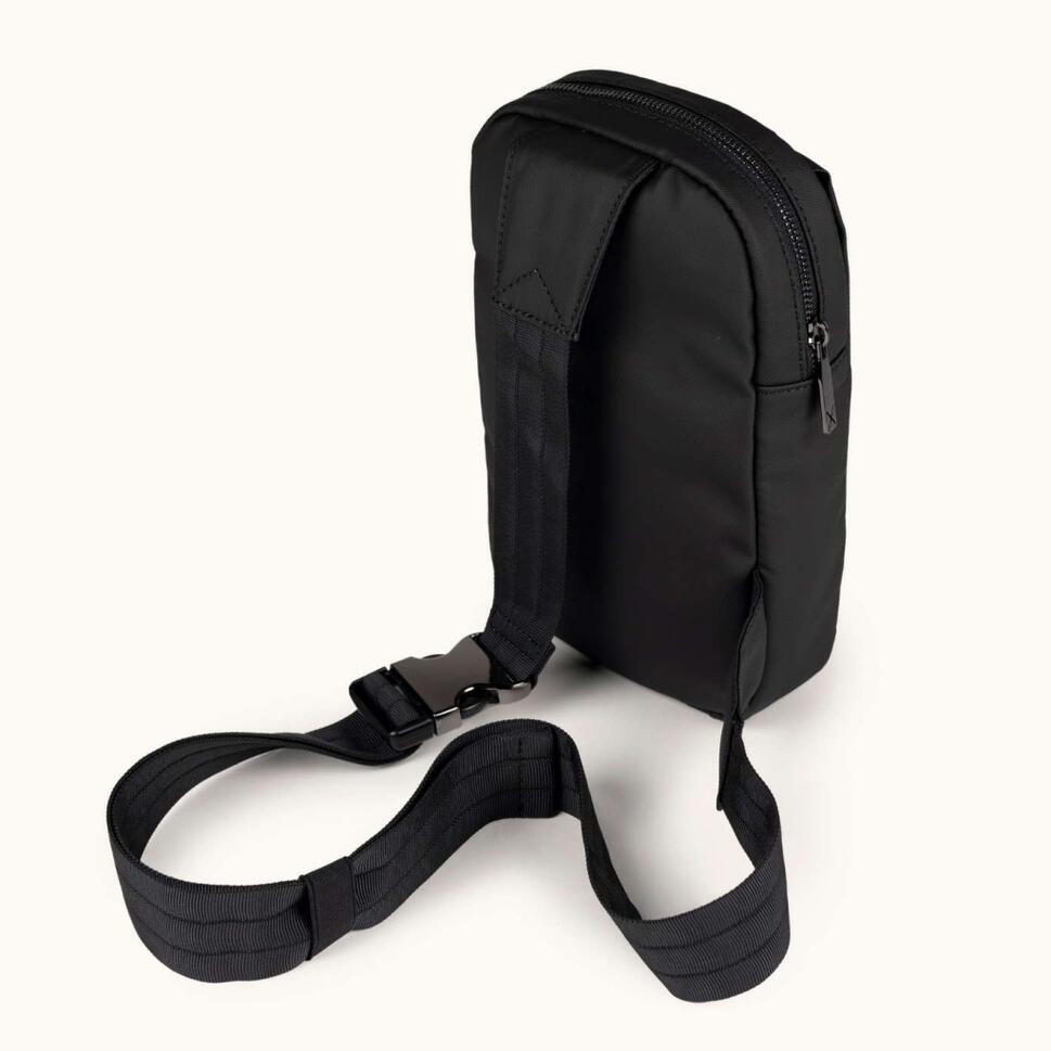MUNICH PEAK RECYCLED FW25 CROSSBODY BACKPACK Czarny