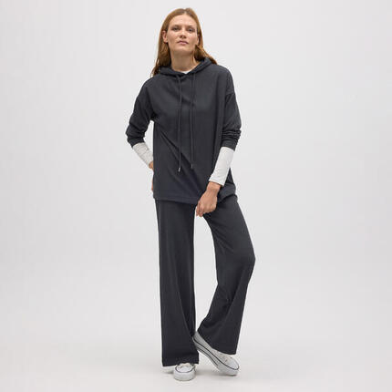 Sudadera cálida capucha ajustable con textura marengo