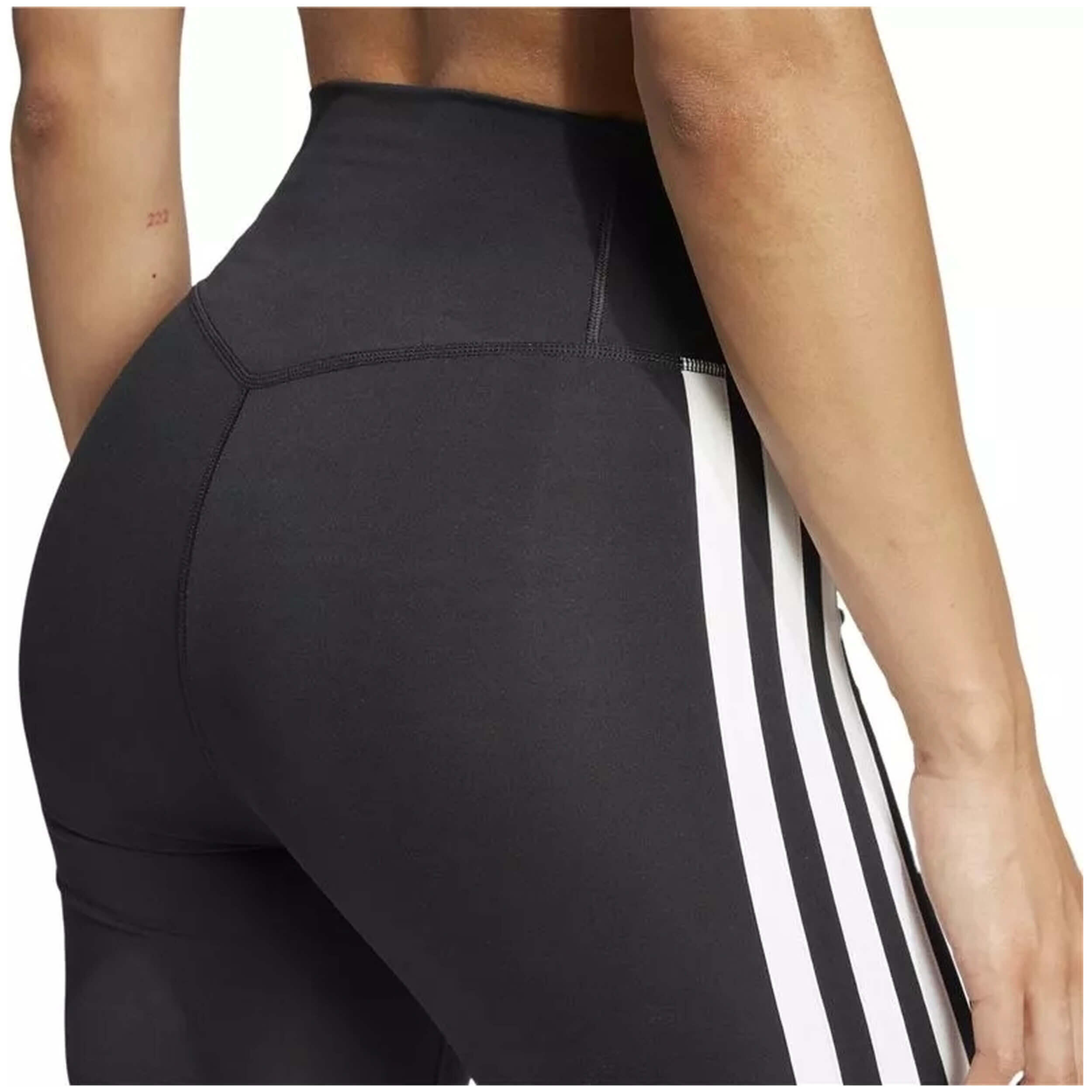 Short Adidas modèle JD6536 pour femmes 2/5
