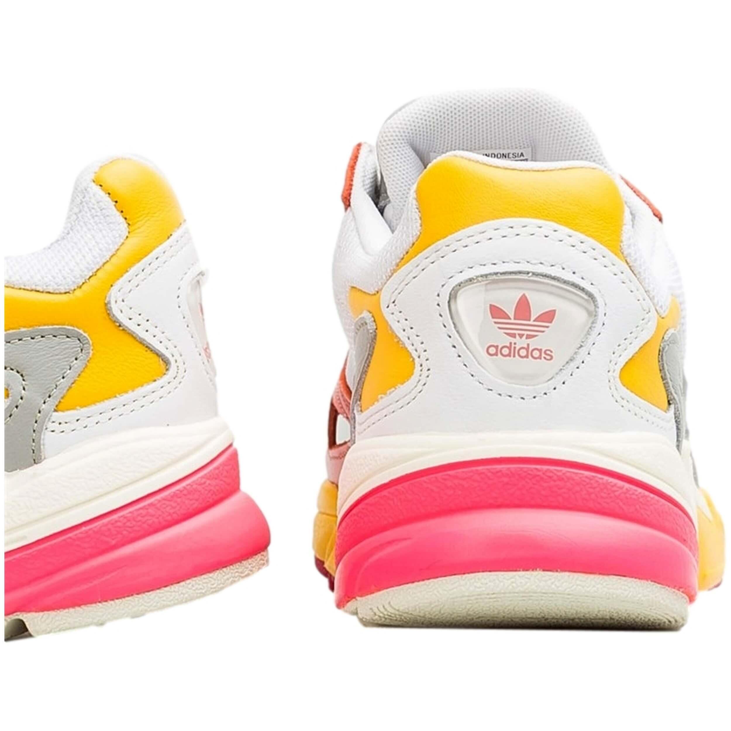 Sapatilhas Adidas modelo EG9933 para mulheres 3/4