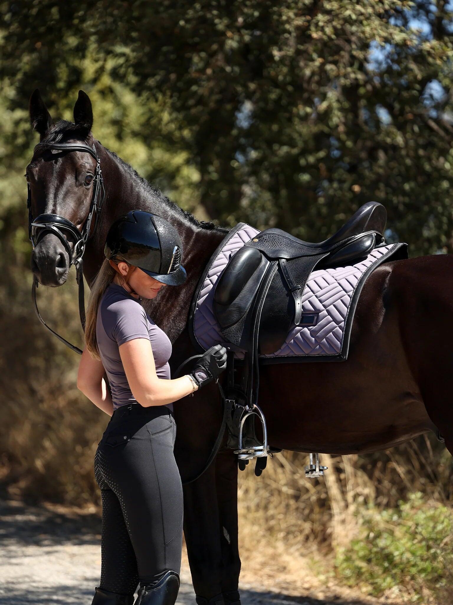Tapis de selle Modern Dark Violet DRESSAGE - Equestrian Stockholm 1/5