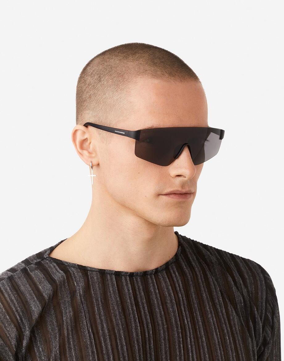 HAWKERS - Lunettes de soleil pour Homme et Femme noires sombres - AERO 7/8
