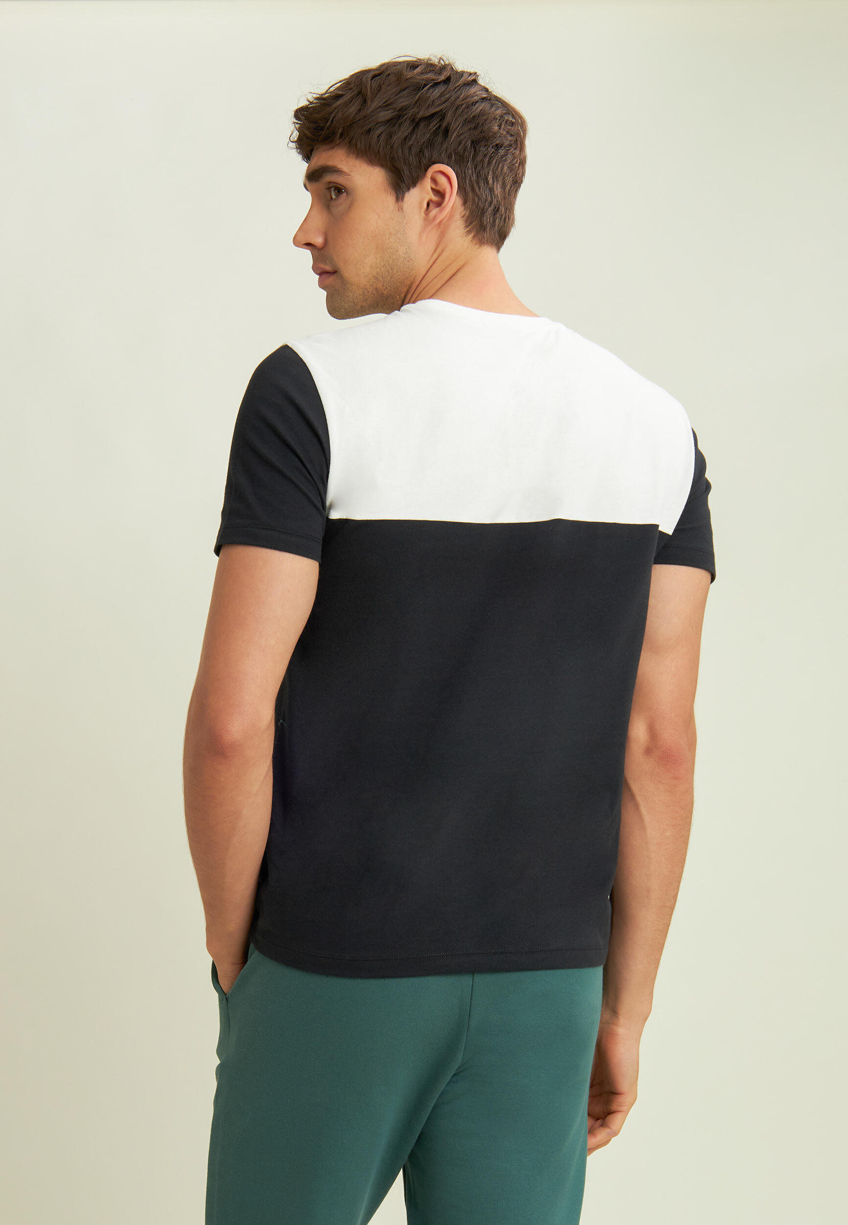 Camiseta con bloques de color con estampado en el hombro 3/4