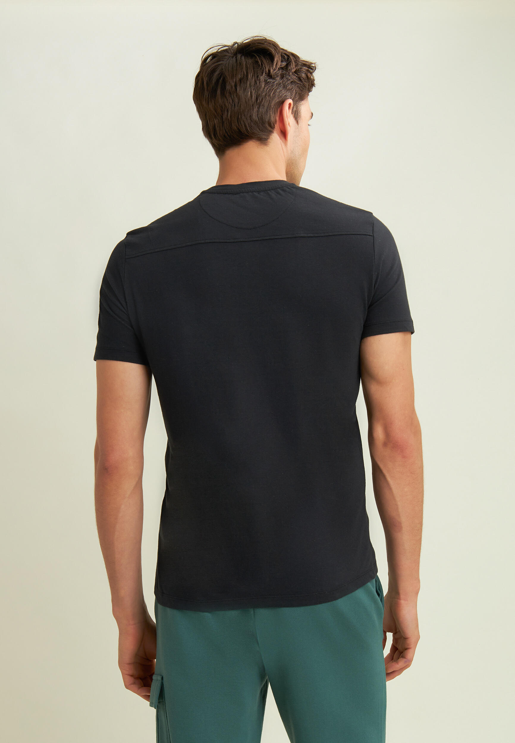 T-shirt con logo centrale e dettaglio camouflage 3/4