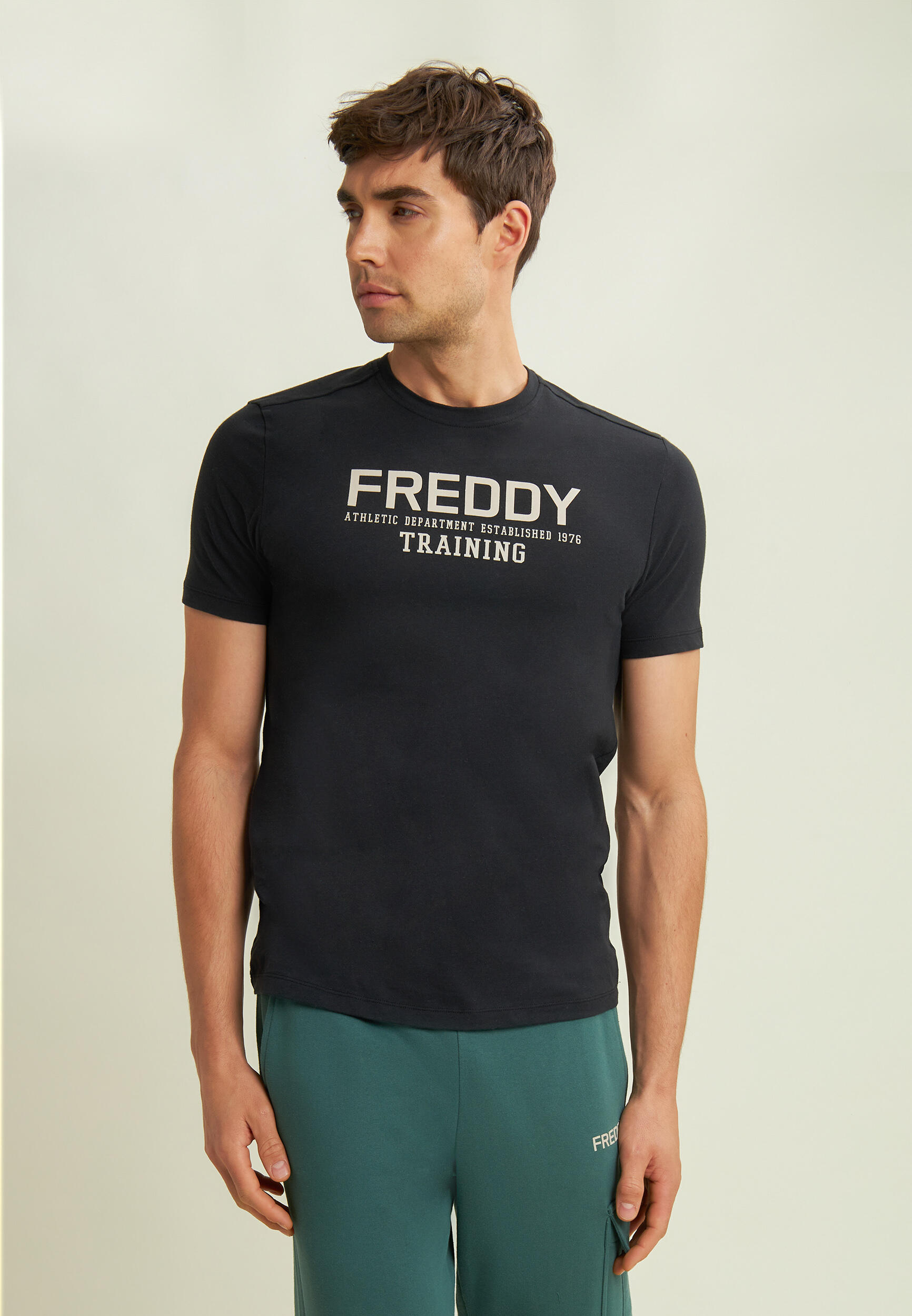 T-shirt con logo centrale e dettaglio camouflage 2/4