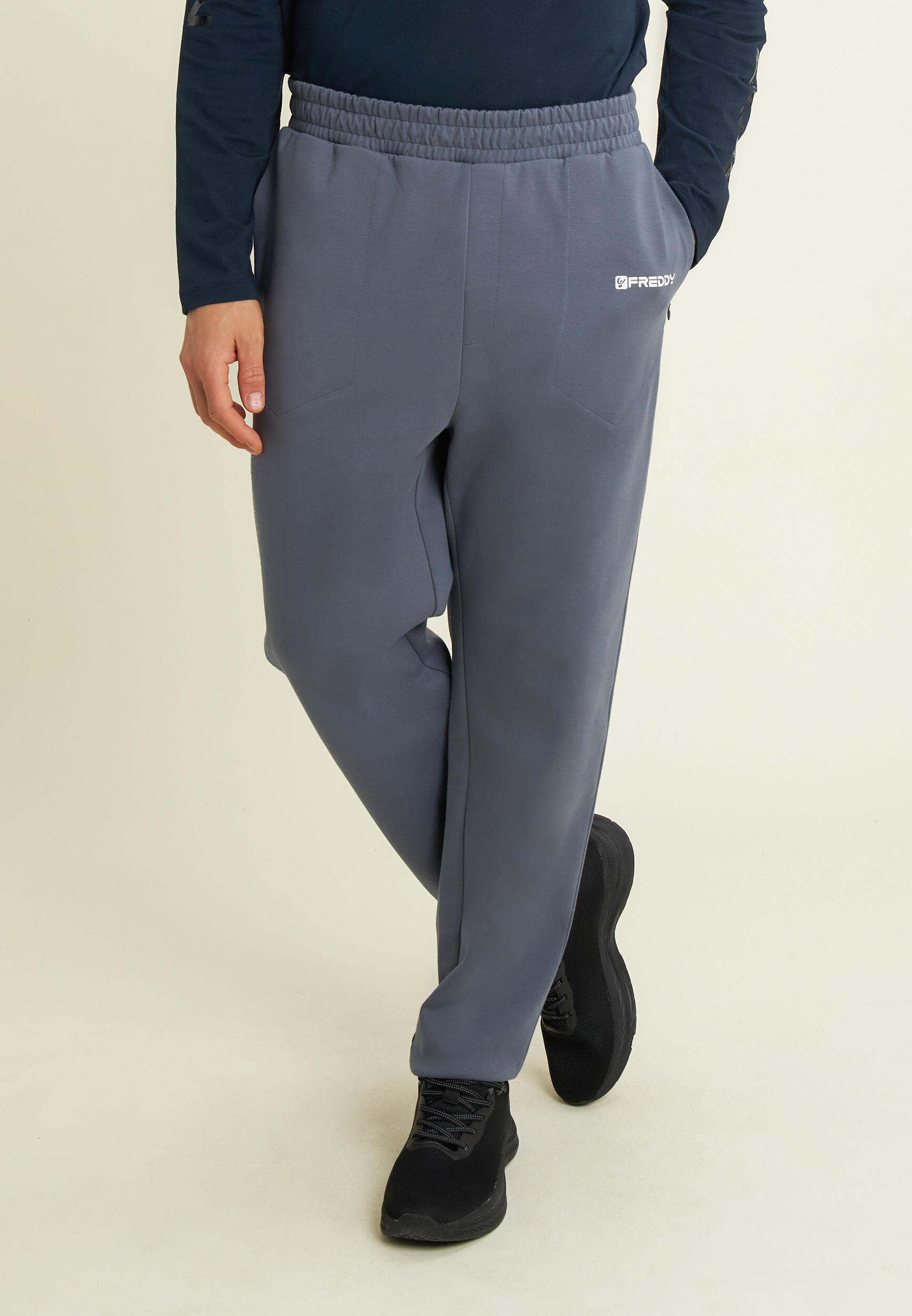 Pantaloni slim in interlock con dettagli lucidi 2/4