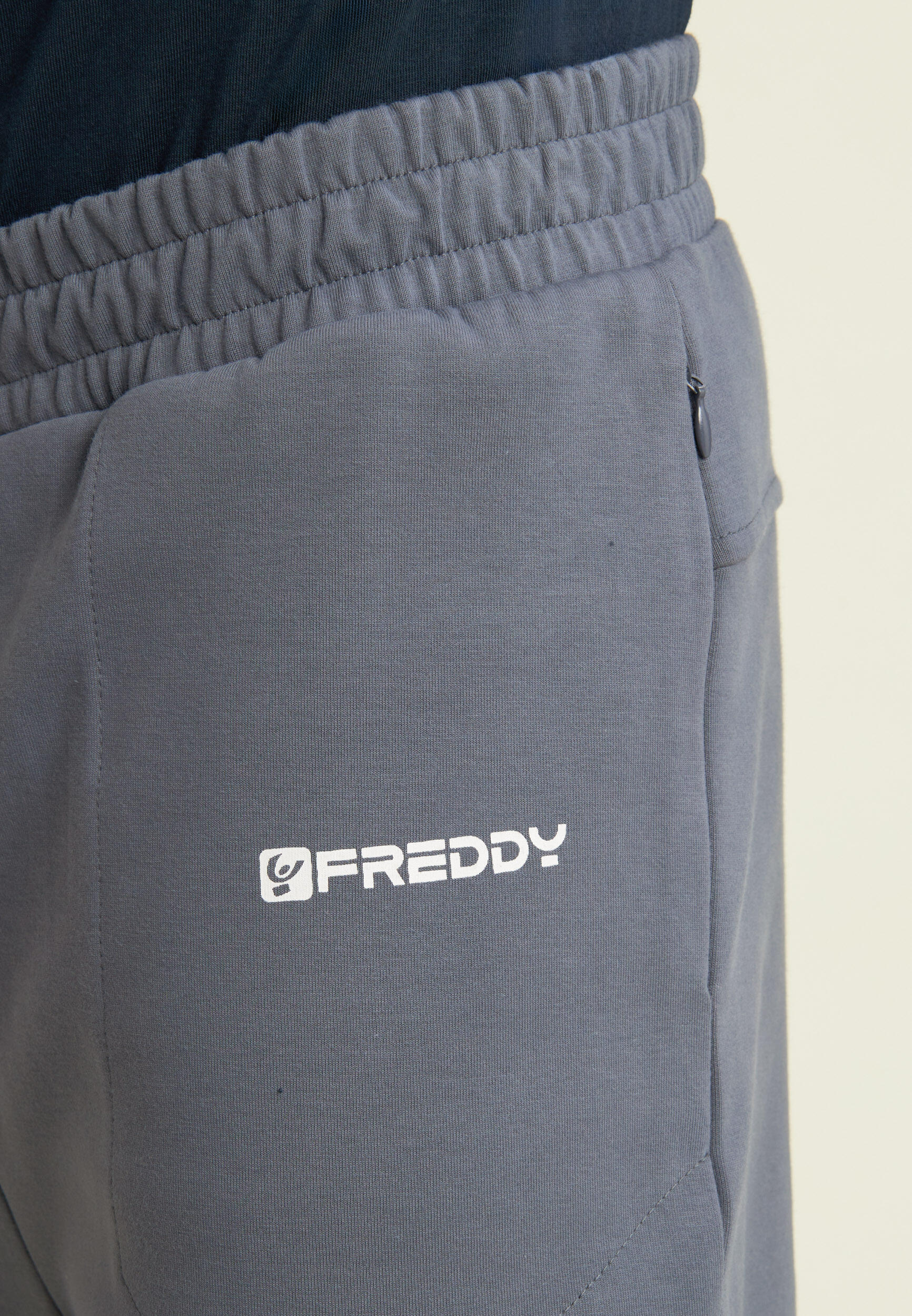 Pantaloni slim in interlock con dettagli lucidi 4/4