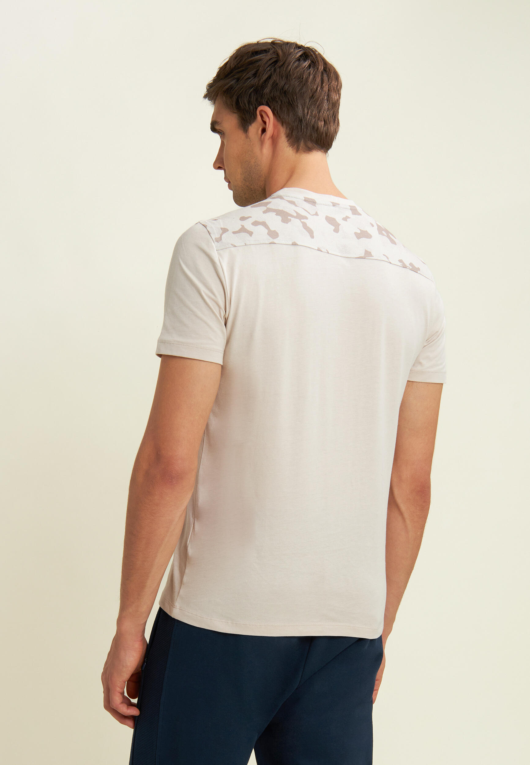 T-shirt con inserti camouflage e logo sul cuore 3/4
