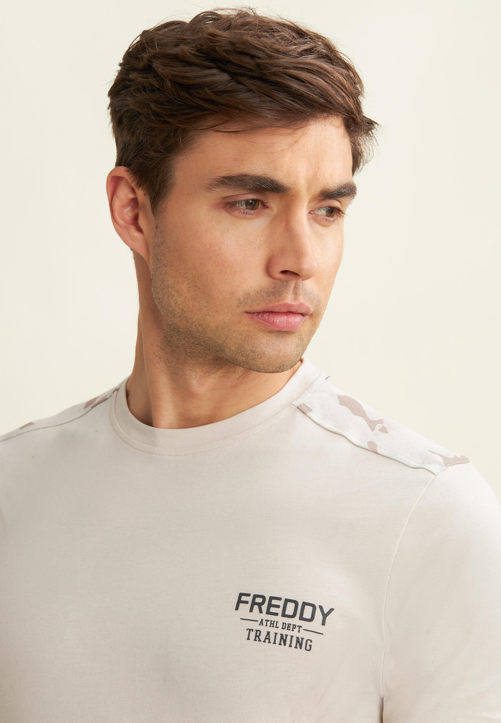 T-shirt con inserti camouflage e logo sul cuore 4/4