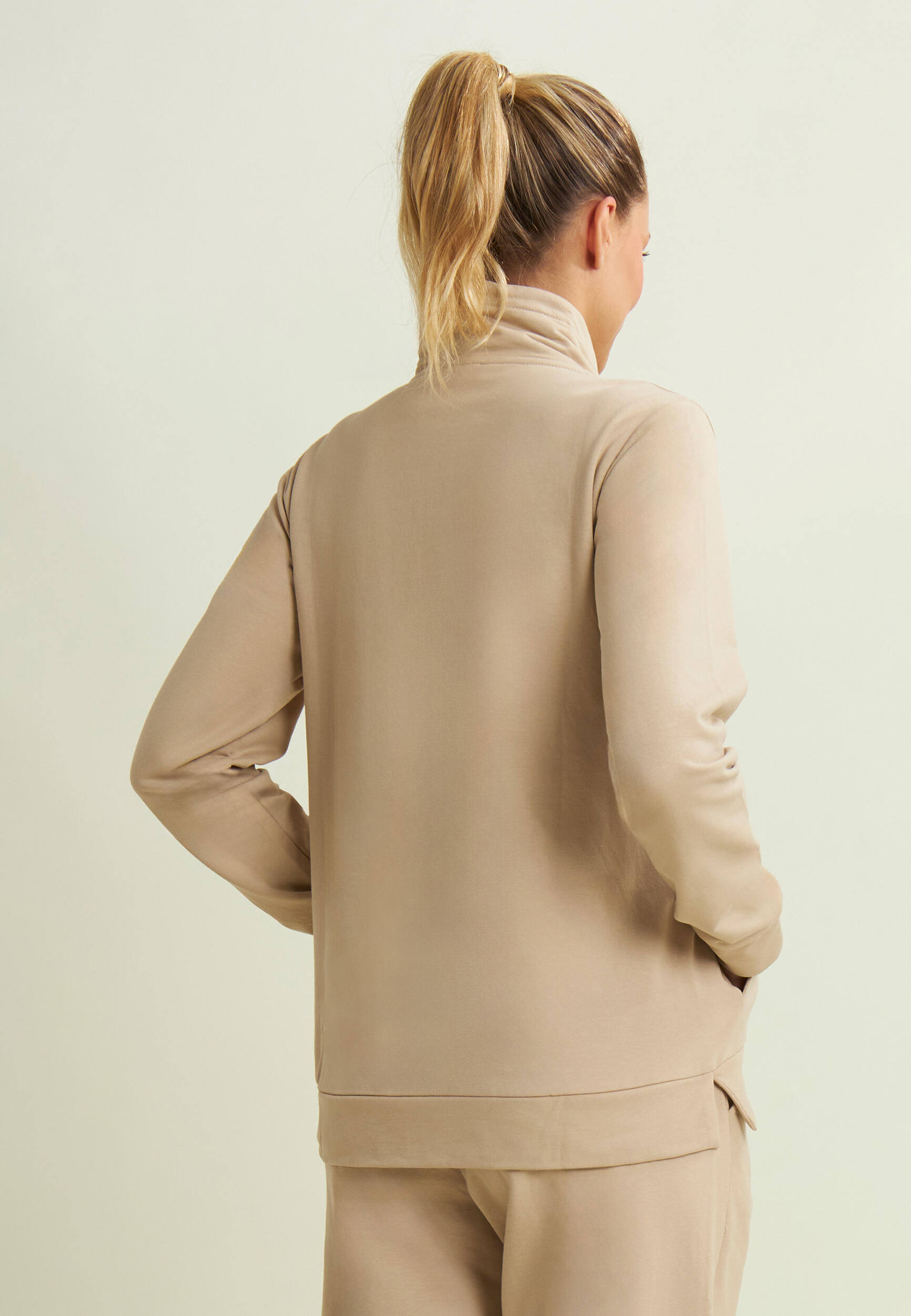Damessweatshirt met ritssluiting, hoge kraag en gouden details 2/5