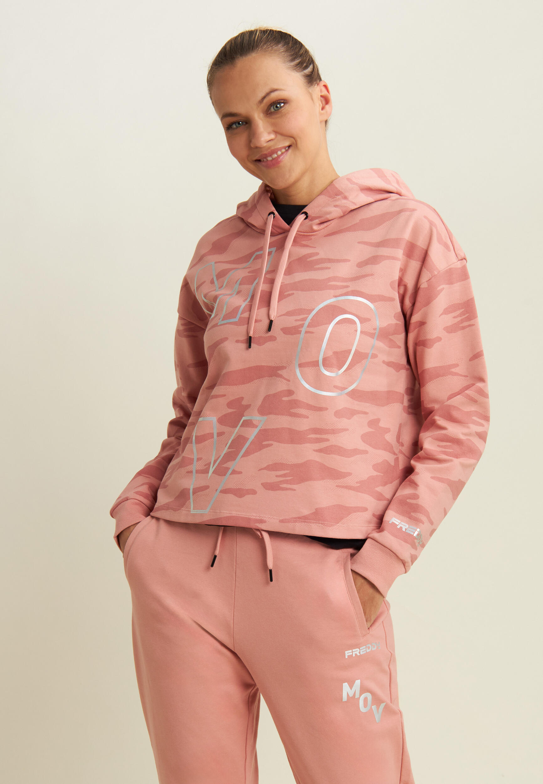Felpa cropped camouflage con cappuccio e stampa “MOV” 2/4