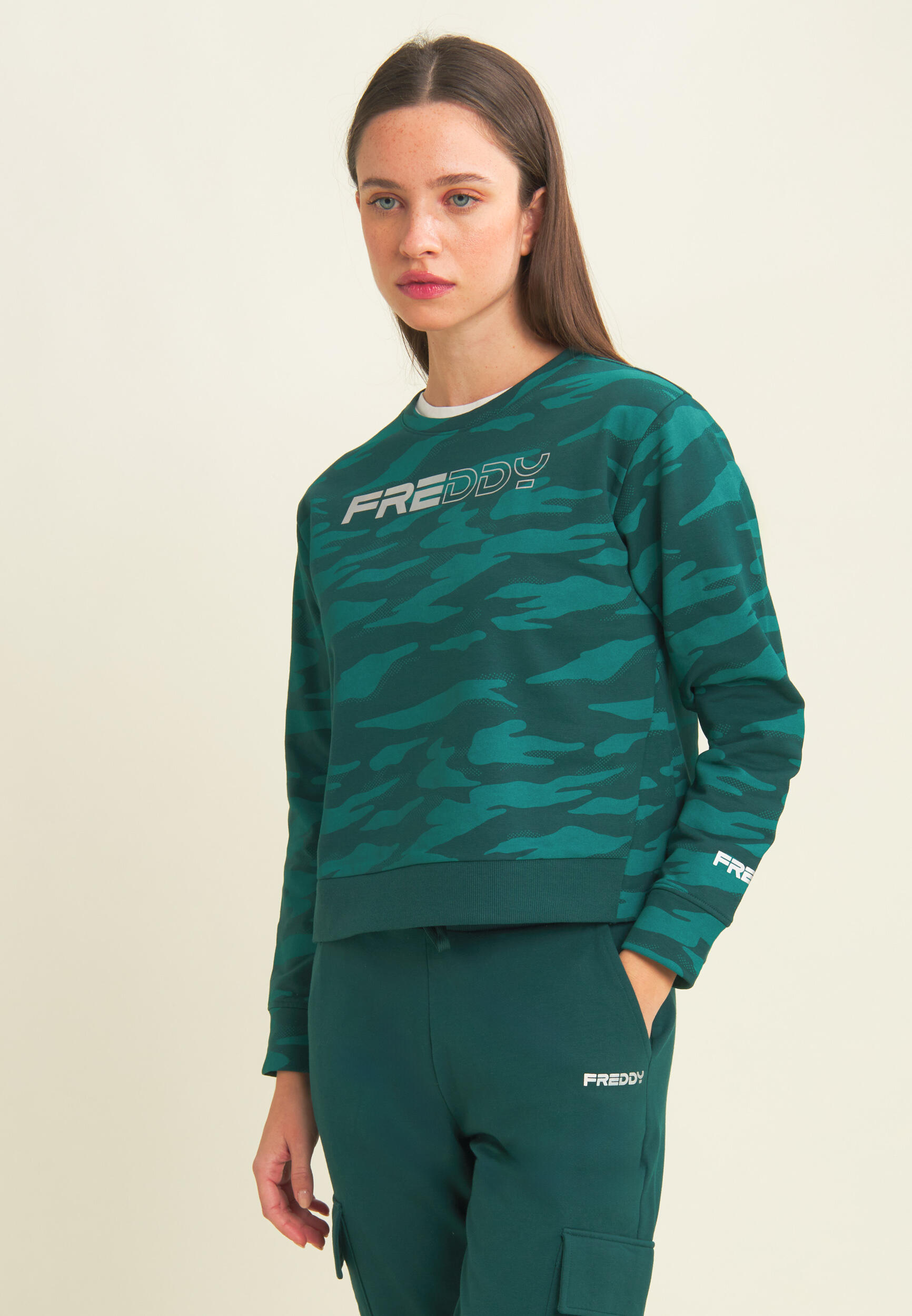 Sweat-shirt court avec logo perlé et imprimé camouflage 2/4