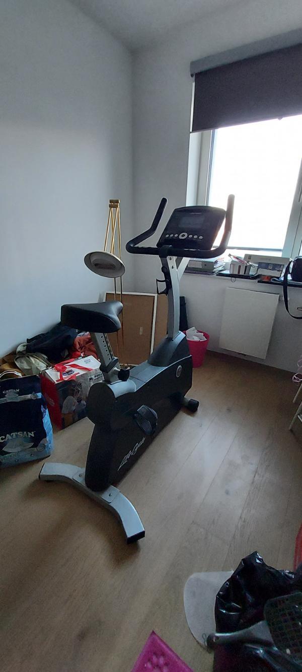 Entre Particuliers - Vélo d'appartement "life fitness" 5/6