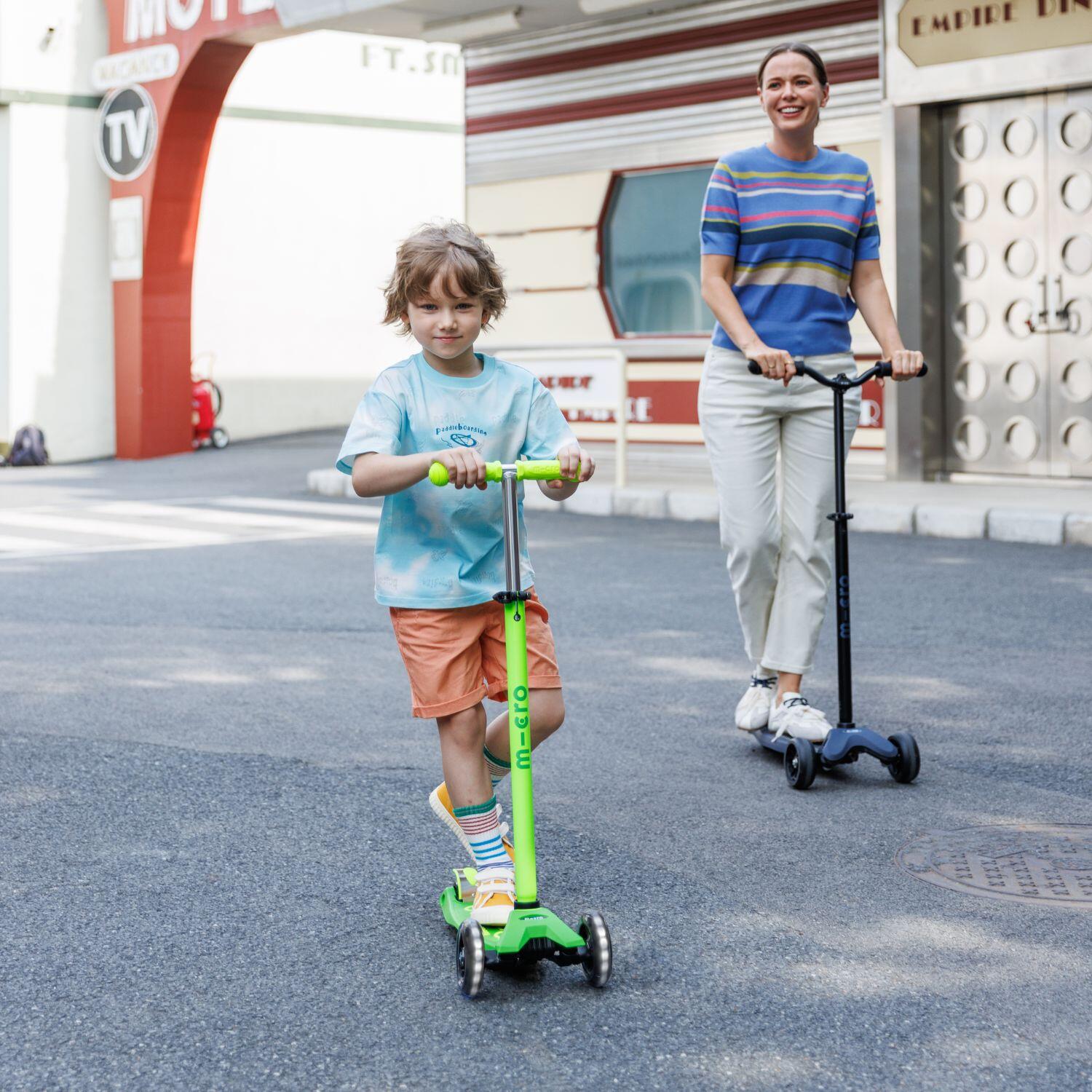 Patinete Infantil Micro Maxi Deluxe NEON Plegable LED Verde/Amarillo 2/7