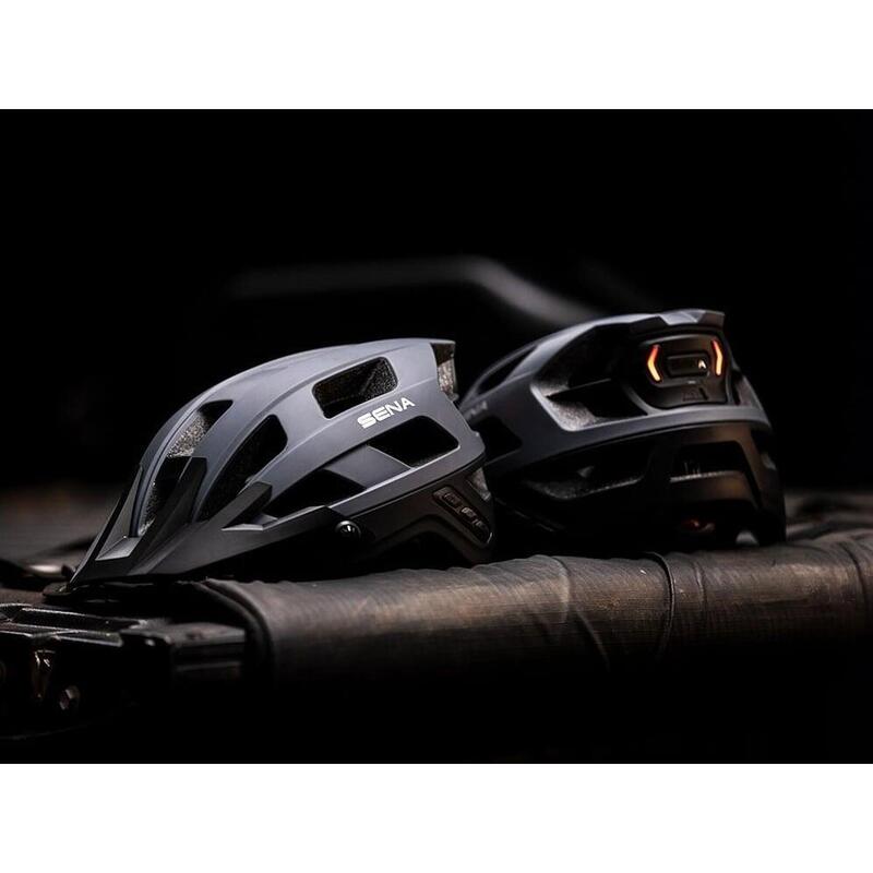 Chytrá cyklistická helma Sena M1 EVO pro horské cyklisty
