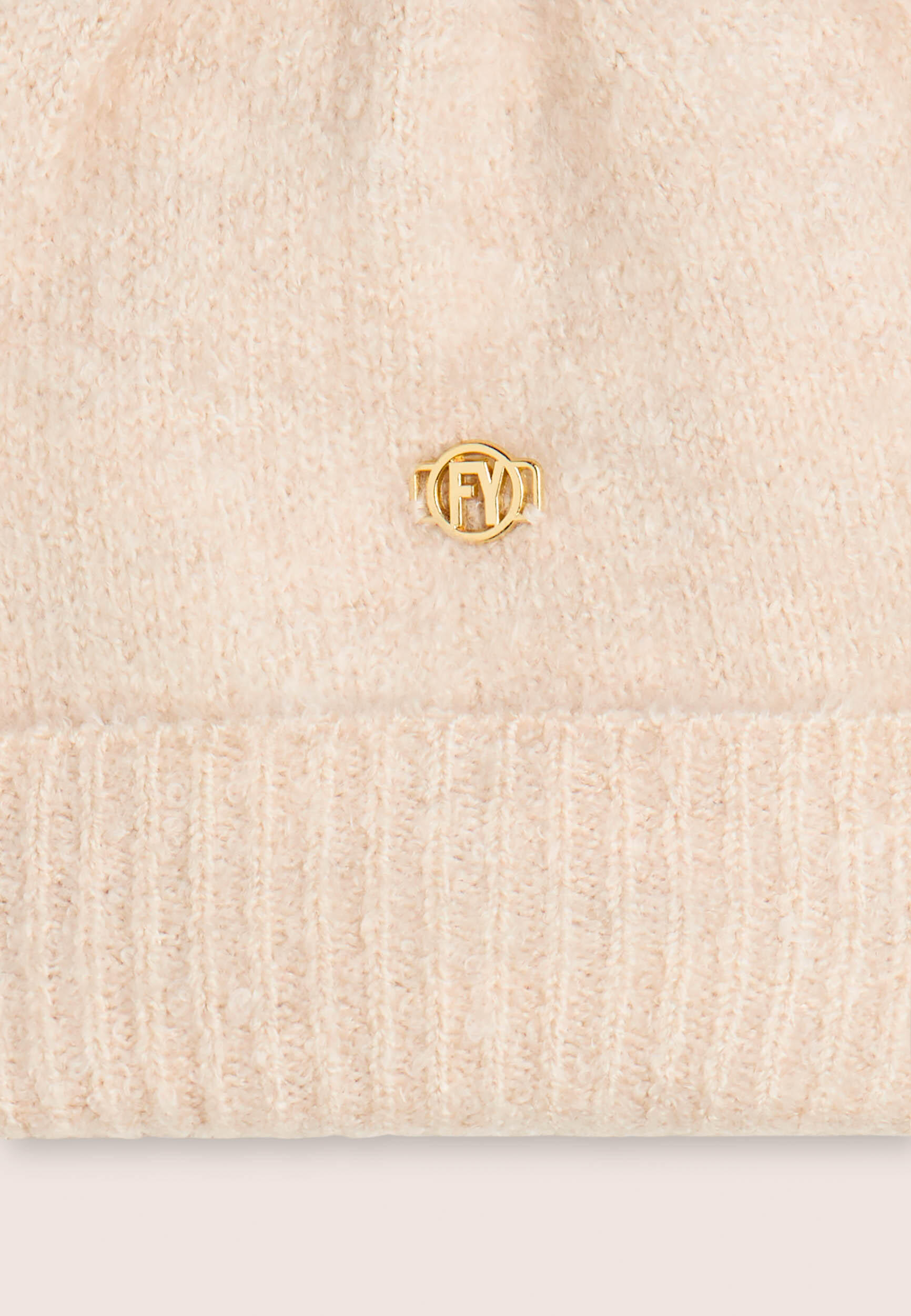 Beanie bouclé con risvolto e logo dorato FY 3/3