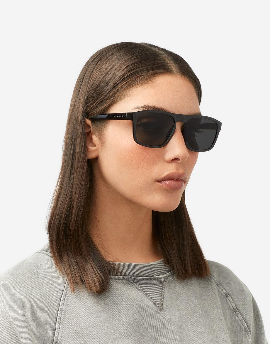 HAWKERS - Zonnebril voor Heren en Dames - LION - POLARIZED BLACK DARK 5/8
