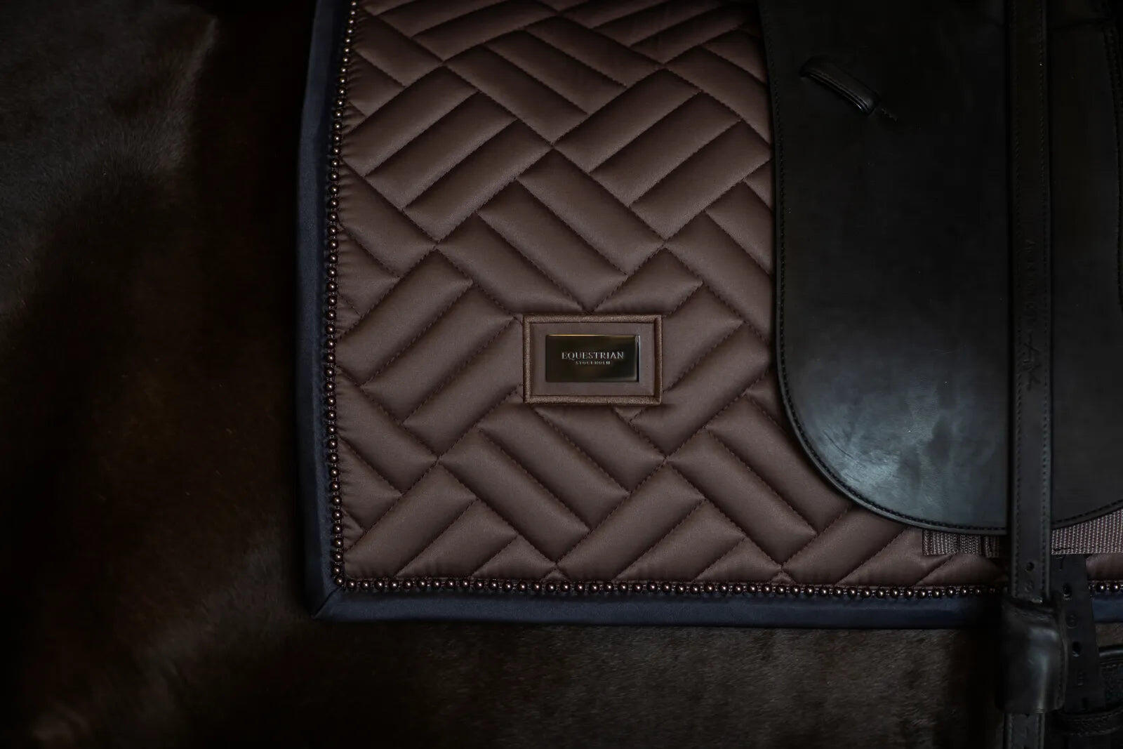 Tapis de selle Modern Mocha DRESSAGE - Equestrian Stockholm 2/5
