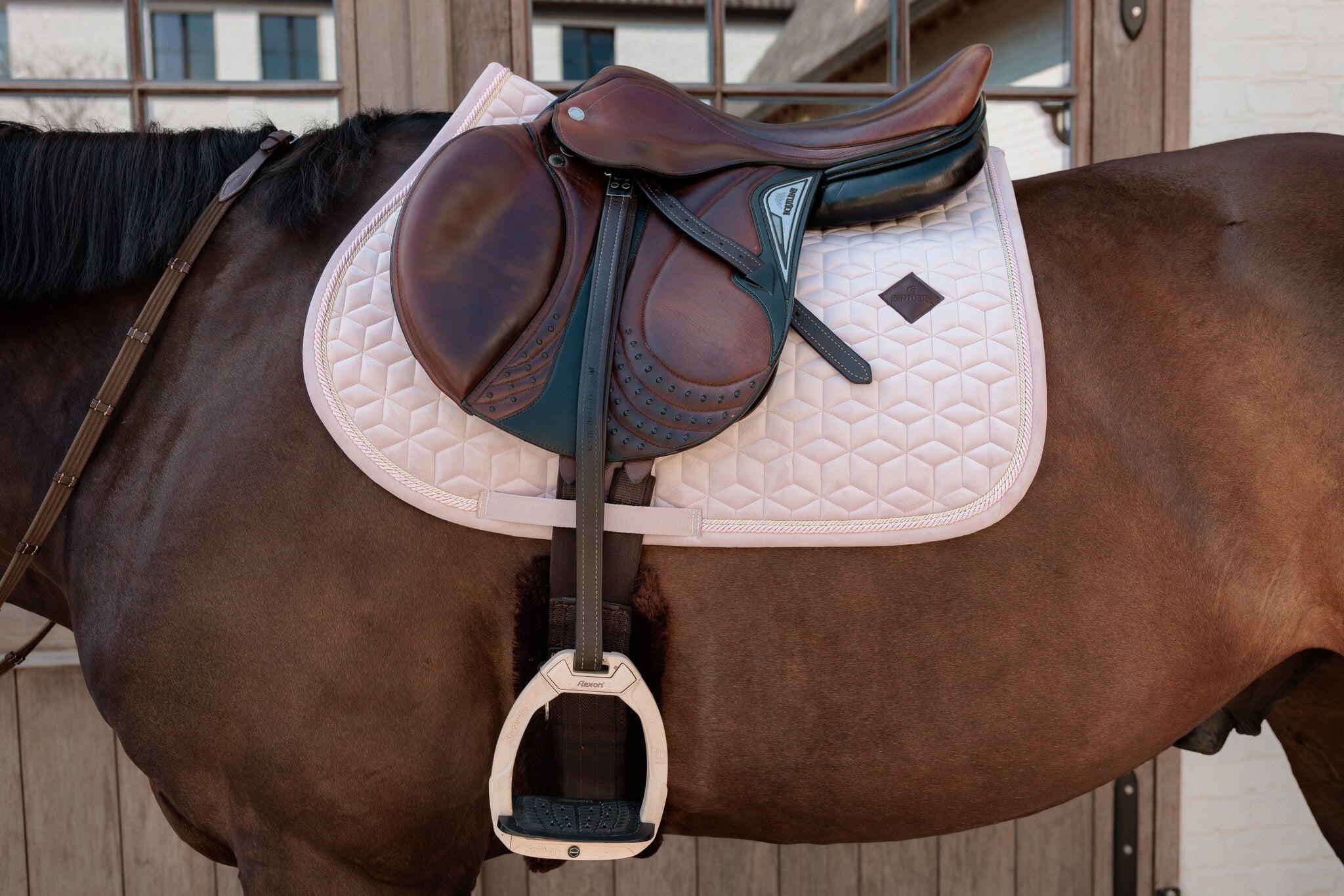 Tapis De Selle Dressage New Line Tack – Rose, Matelassé Léger – NEUF