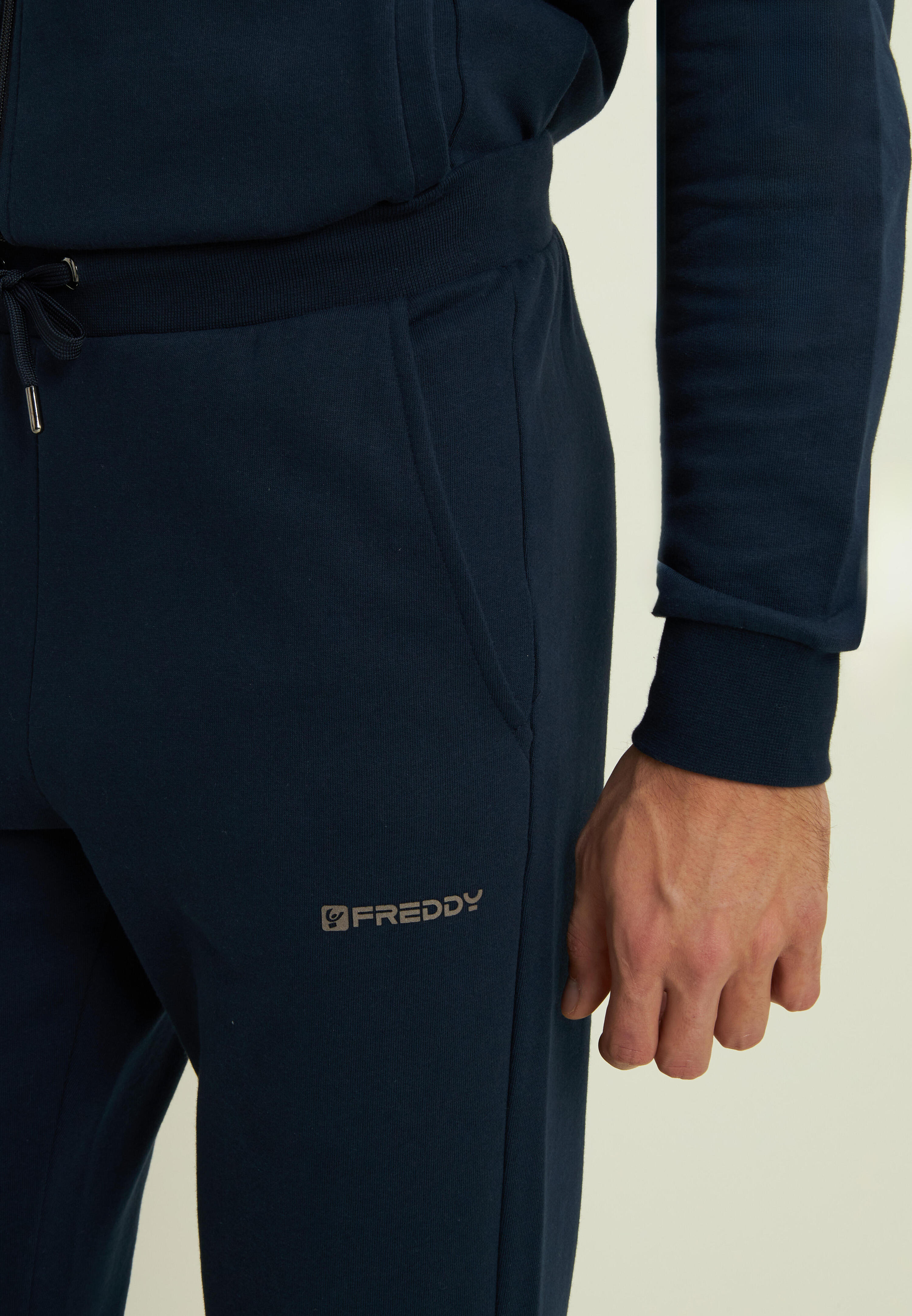 Pantalon classique en molleton brossé avec bords côtelés aux chevilles 4/4