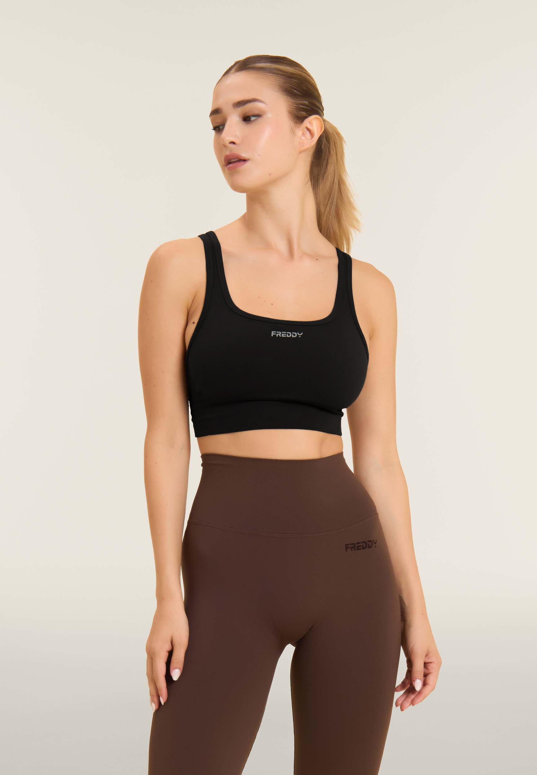 Brassière de sport avec pièces décoratives en arête de poisson 2/6