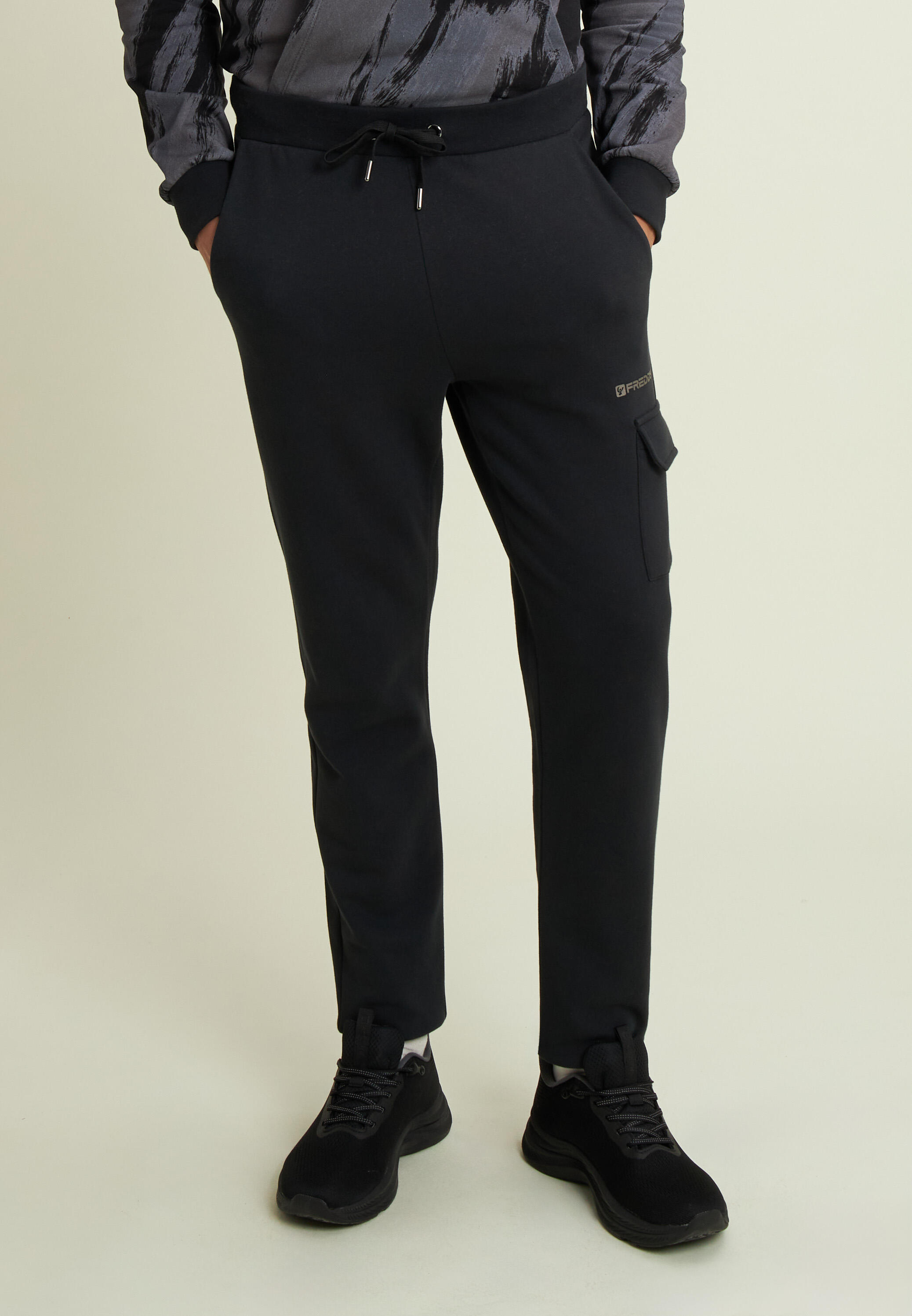 Pantaloni in felpa con tasca cargo e fondo a polsino 2/4