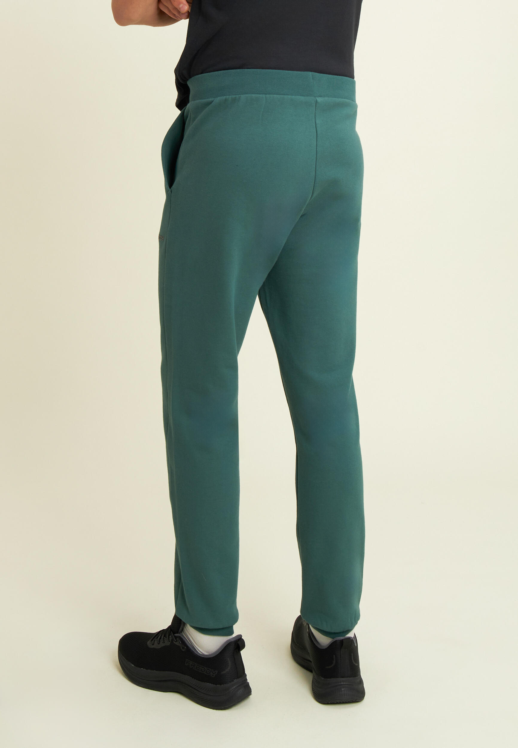 Pantalón regular fit en felpa perchada con bajo acanalado 3/4