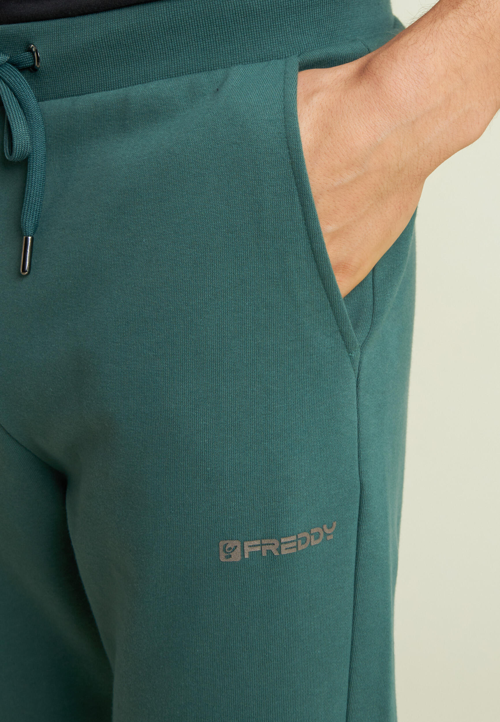 Pantalón regular fit en felpa perchada con bajo acanalado 4/4