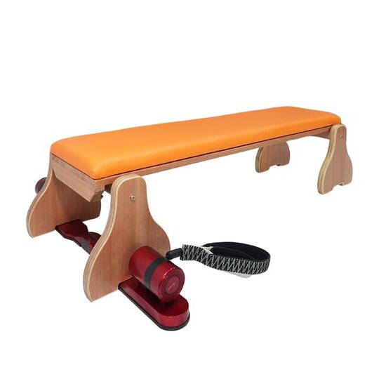 XO2 Trainingsbank aus Holz mit orangefarbenem Polster.