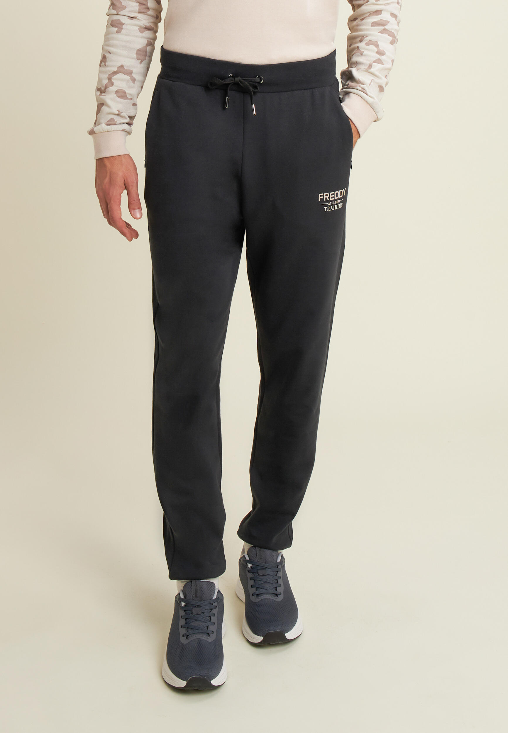 Pantaloni in felpa con fondo a polsino e dettagli rigati 2/4