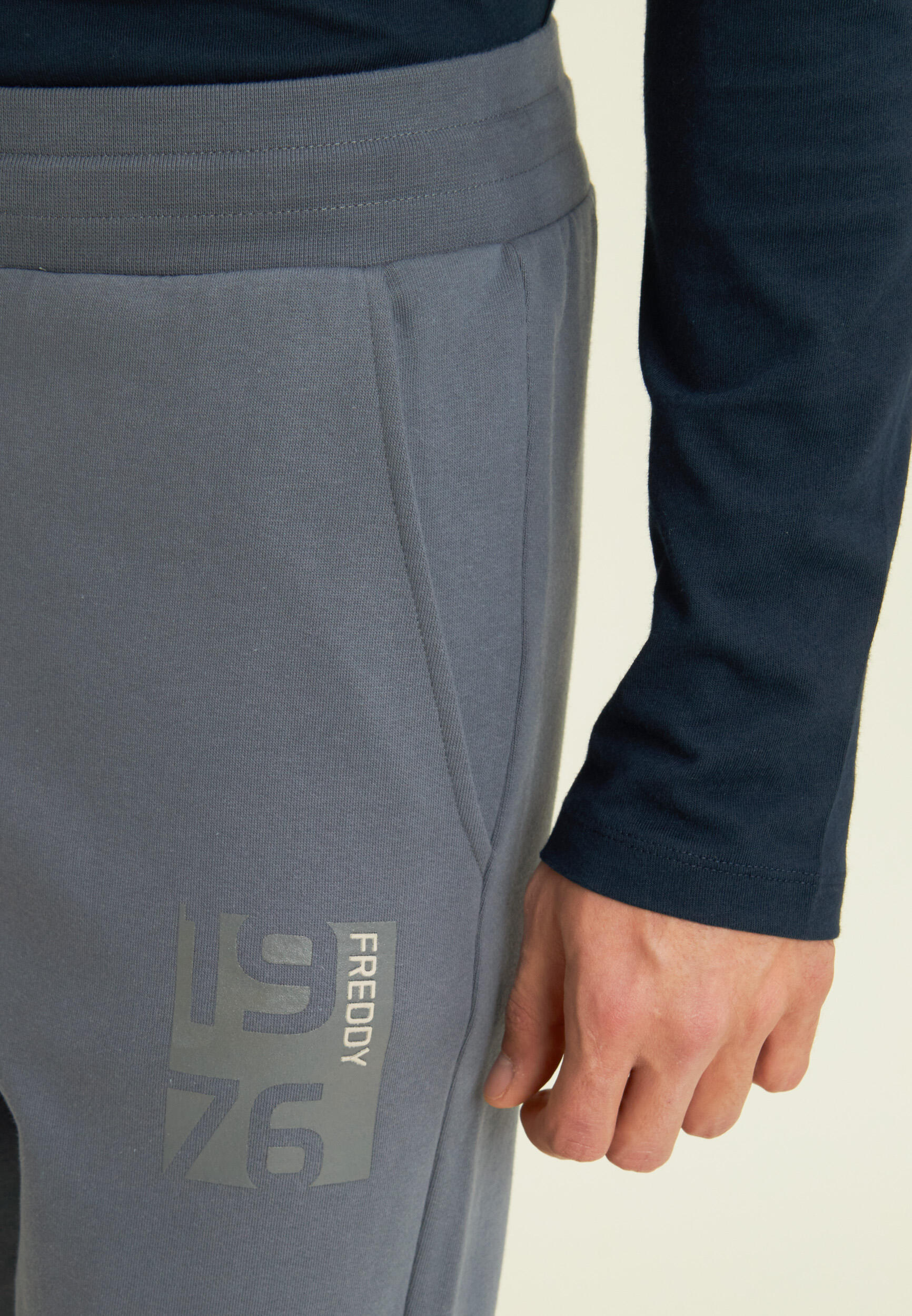 Pantalón de felpa regular fit con bajo recto 4/4