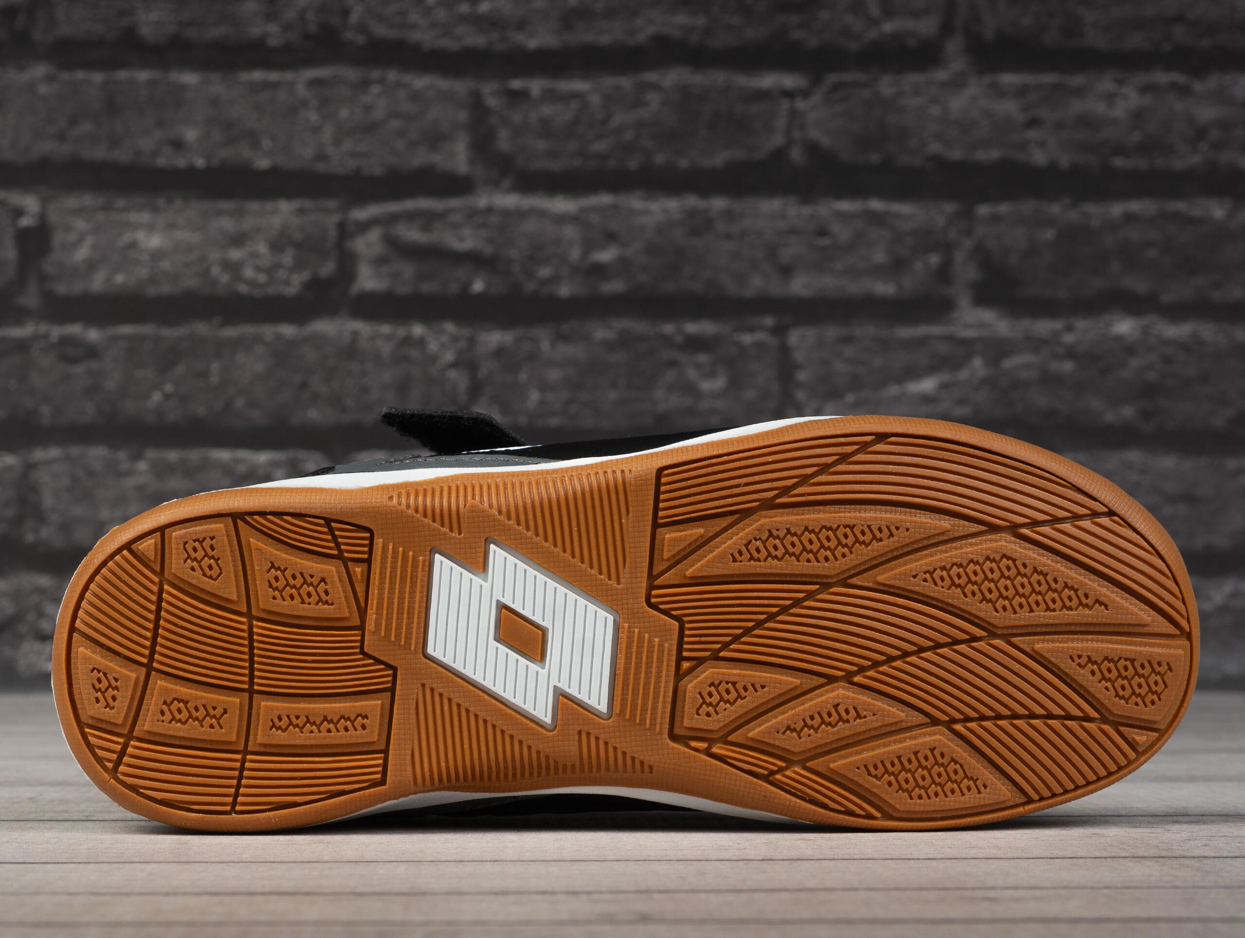 Buty dziecięce sportowe na halę  Lotto DASHER K 5/7