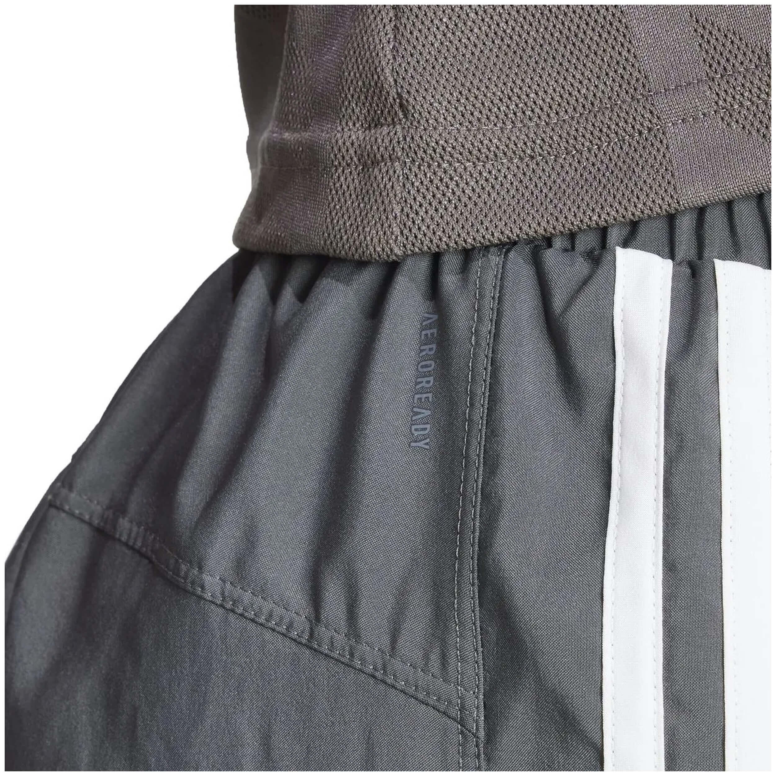 Calções Adidas modelo IS2173 para mulheres 4/5