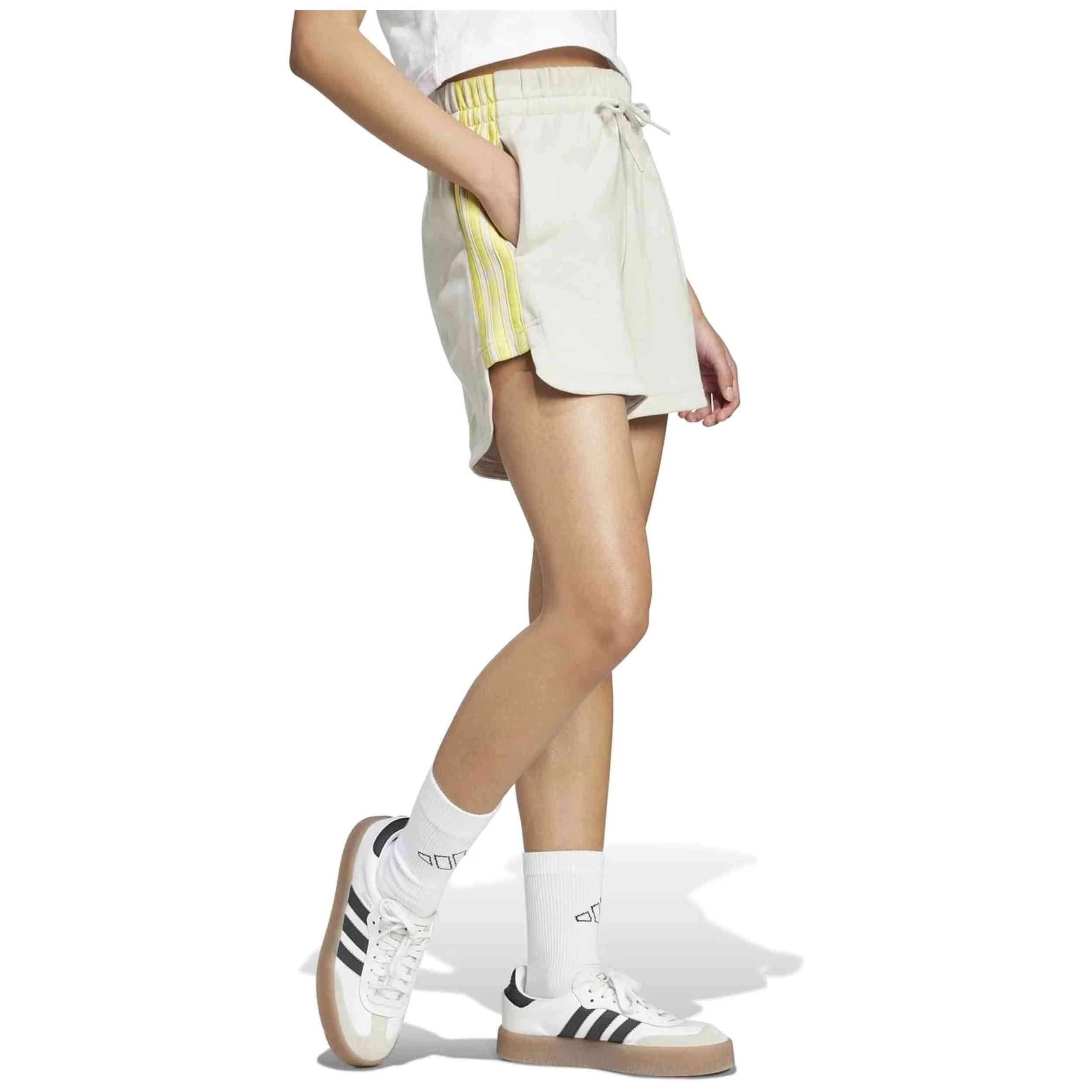 Pantaloncini Adidas modello JD1177 per donne 4/5