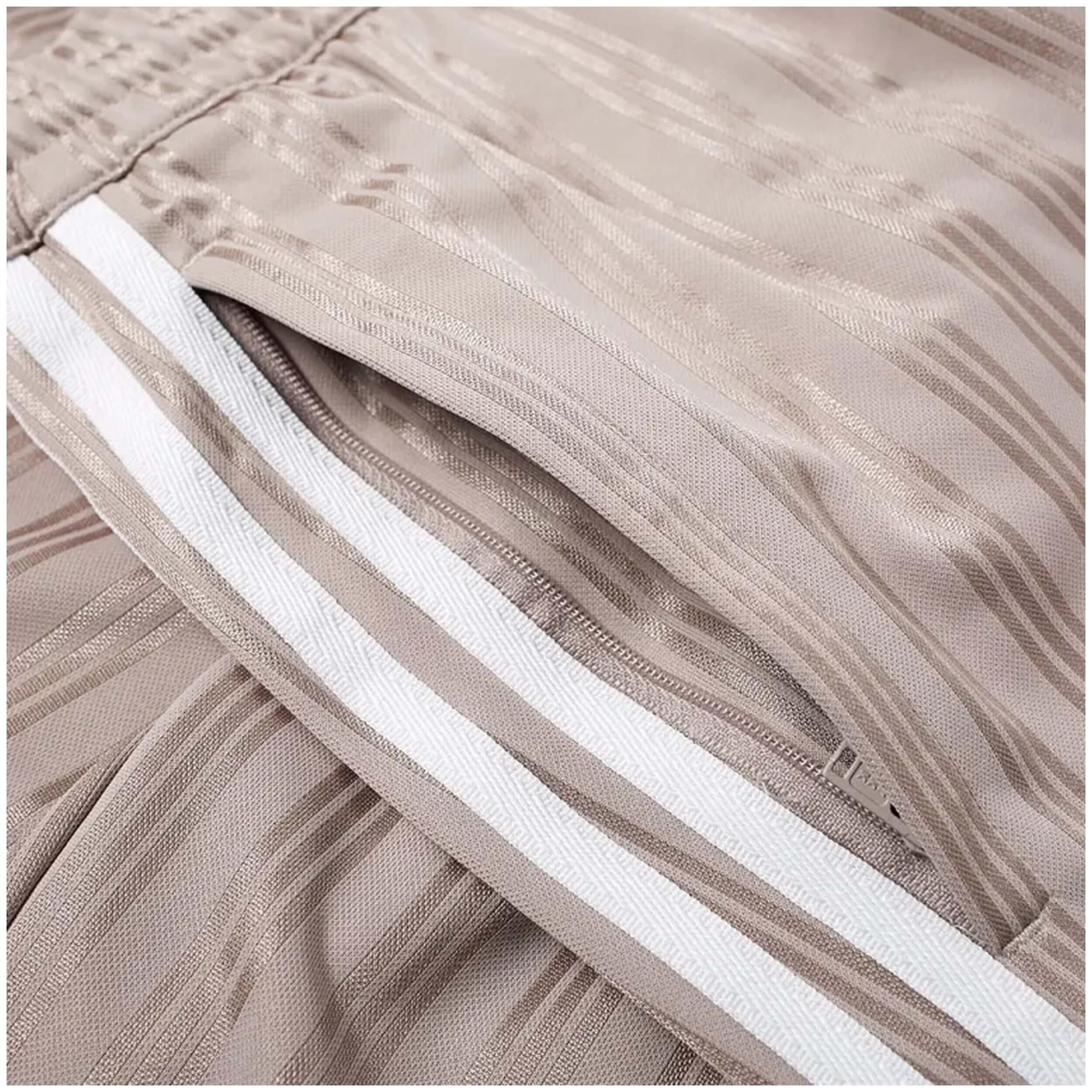 Pantaloncini Adidas modello CW1300 per uomini 2/5