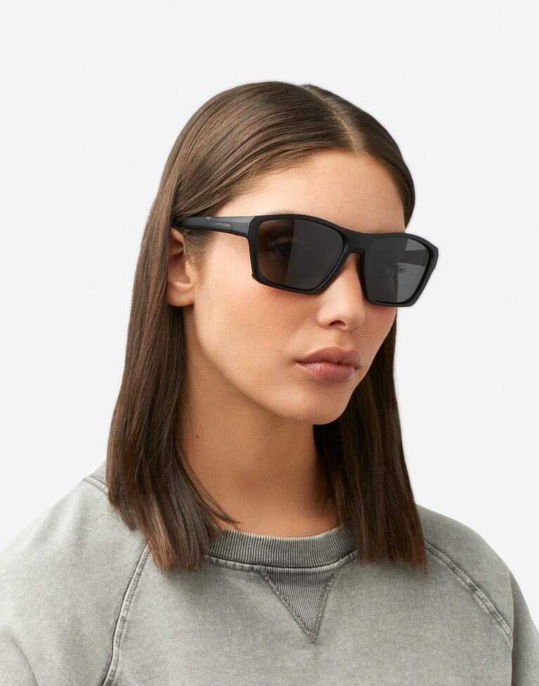 HAWKERS - Lunettes de soleil pour Homme et Femme -  SHARK - POLARIZED BLACK DARK 5/8