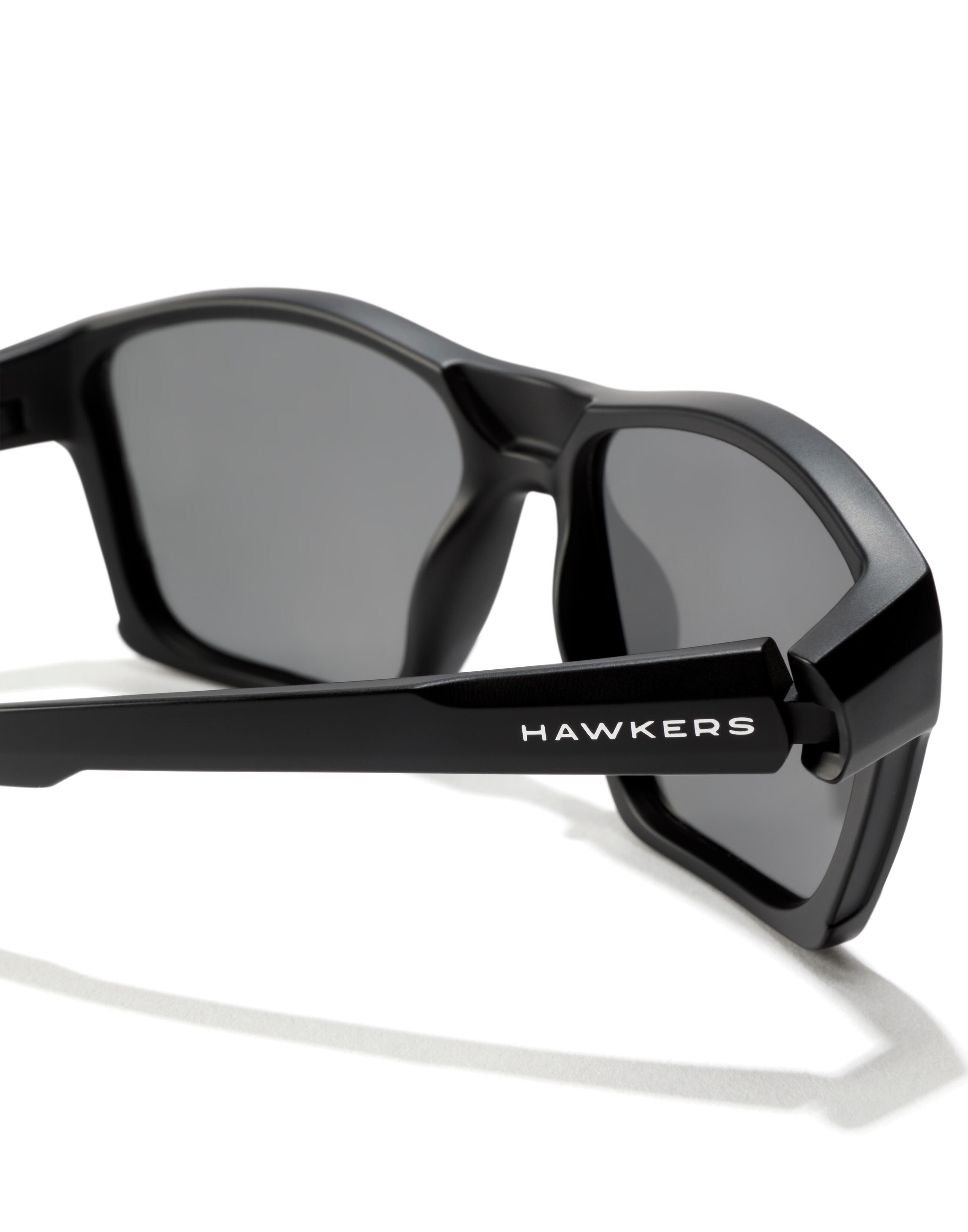 HAWKERS - Lunettes de soleil pour Homme et Femme -  SHARK - POLARIZED BLACK DARK 4/8