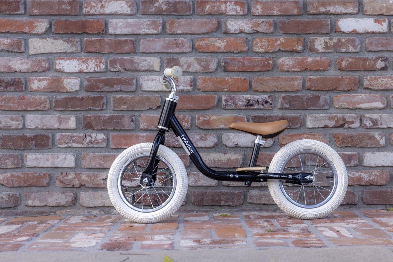 Yvolution draisienne vintage Yvelo Classic Noir Pneus gonflables 7/8