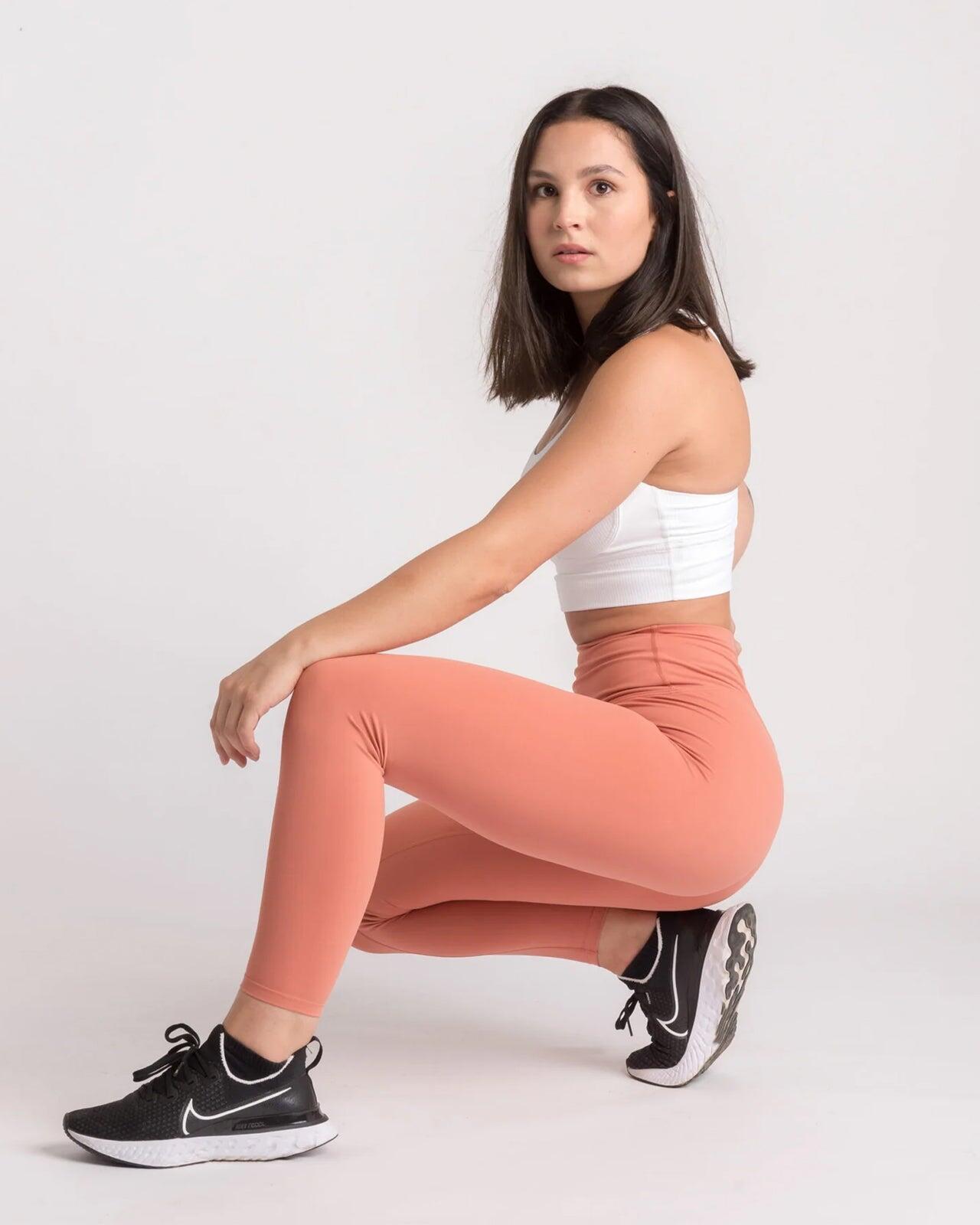 Damskie legginsy 7/8 na jogę i pilates, bez przedniego szwu – łososiowy